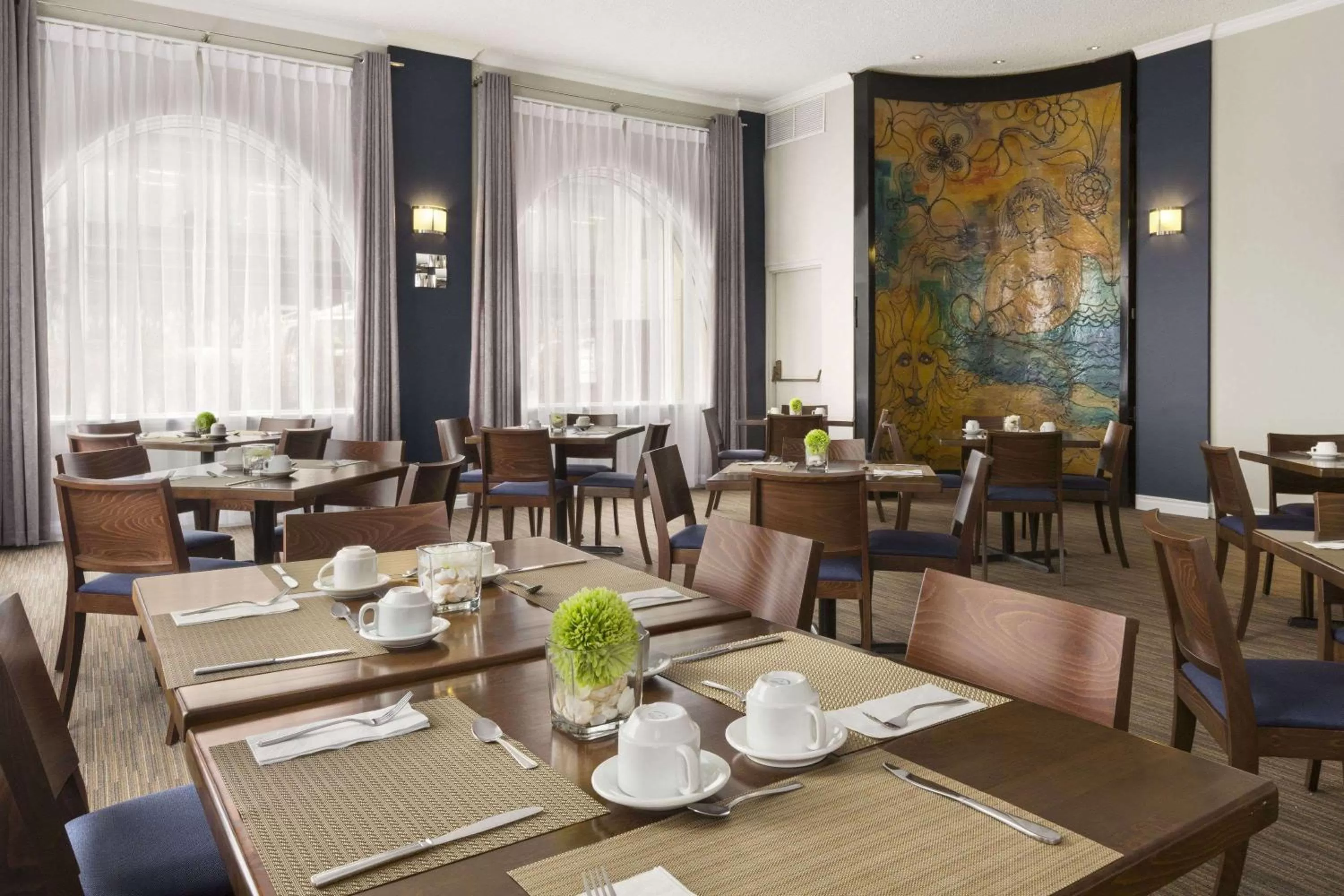 Restaurant/places to eat in Days Inn by Wyndham Montreal Airport Conference Centre