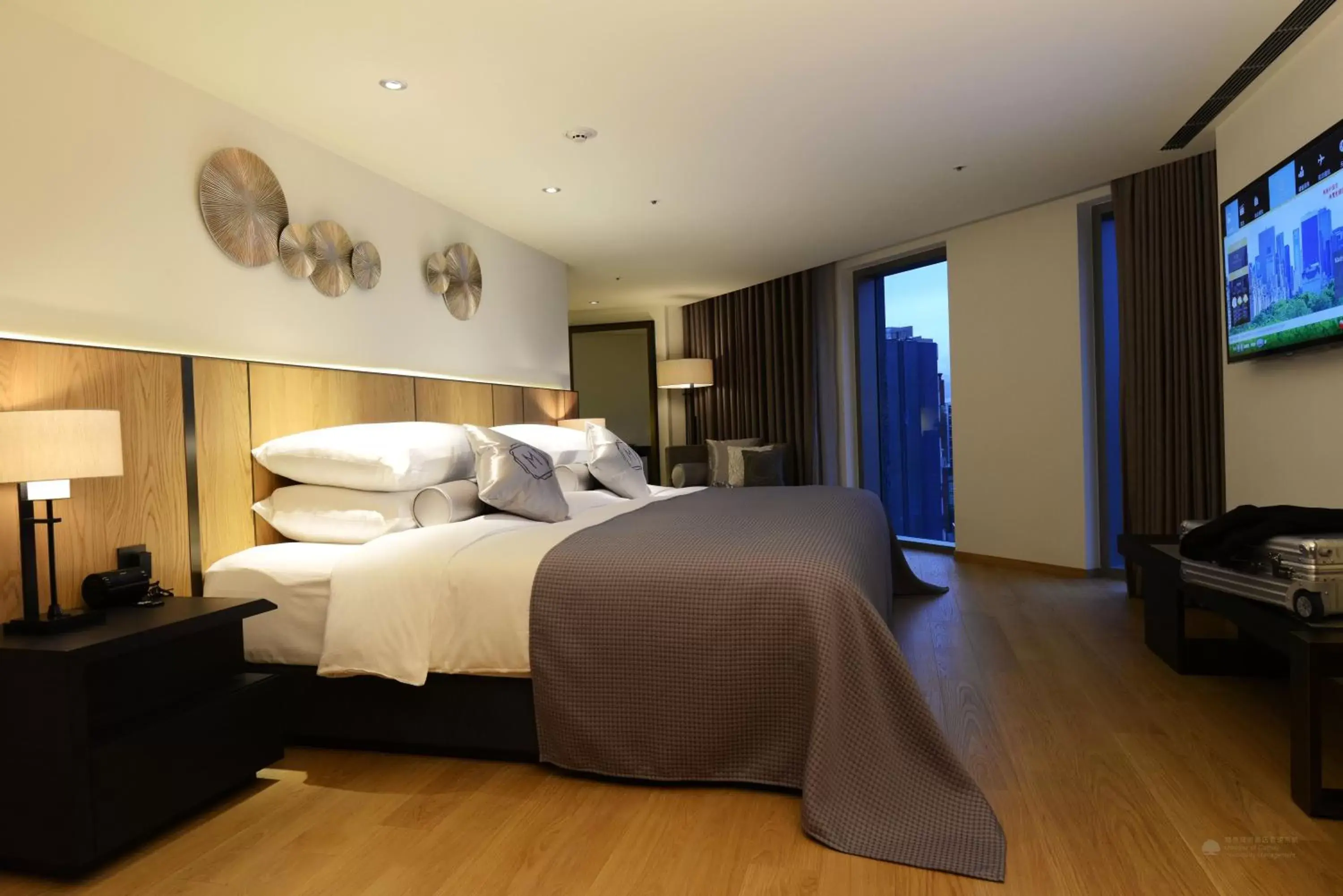 Deluxe King Room in Madison Taipei, a Tribute Portfolio Hotel Deluxe King Room in Madison Taipei, a Tribute Portfolio Hotel