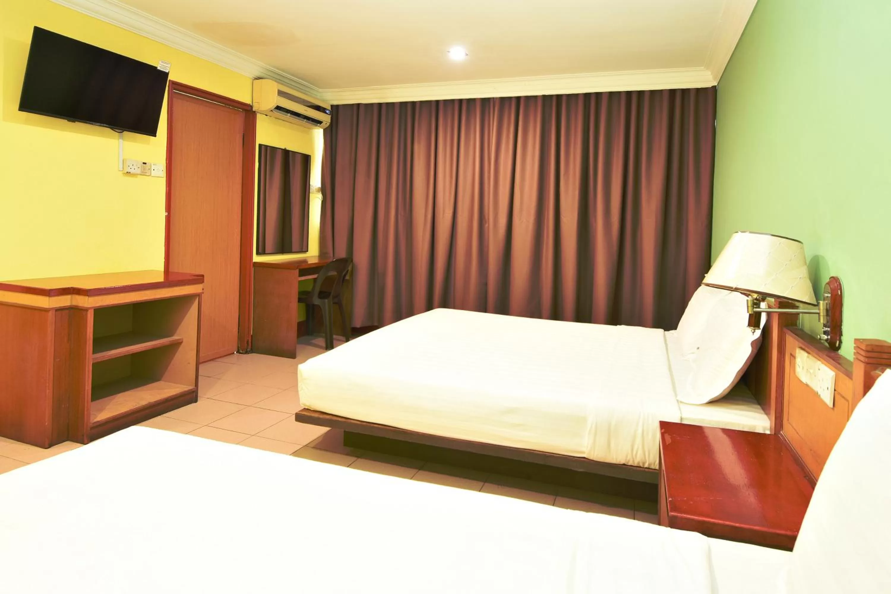 TV and multimedia, TV/Entertainment Center in Mandarin Inn by Glex