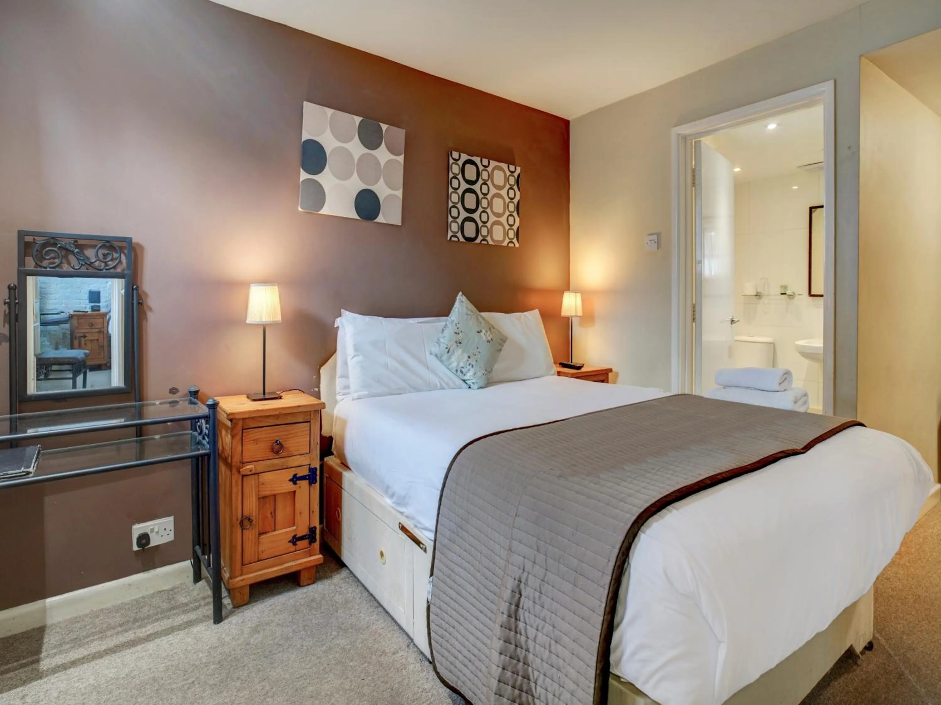 Bedroom, Bed in George & Dragon Inn