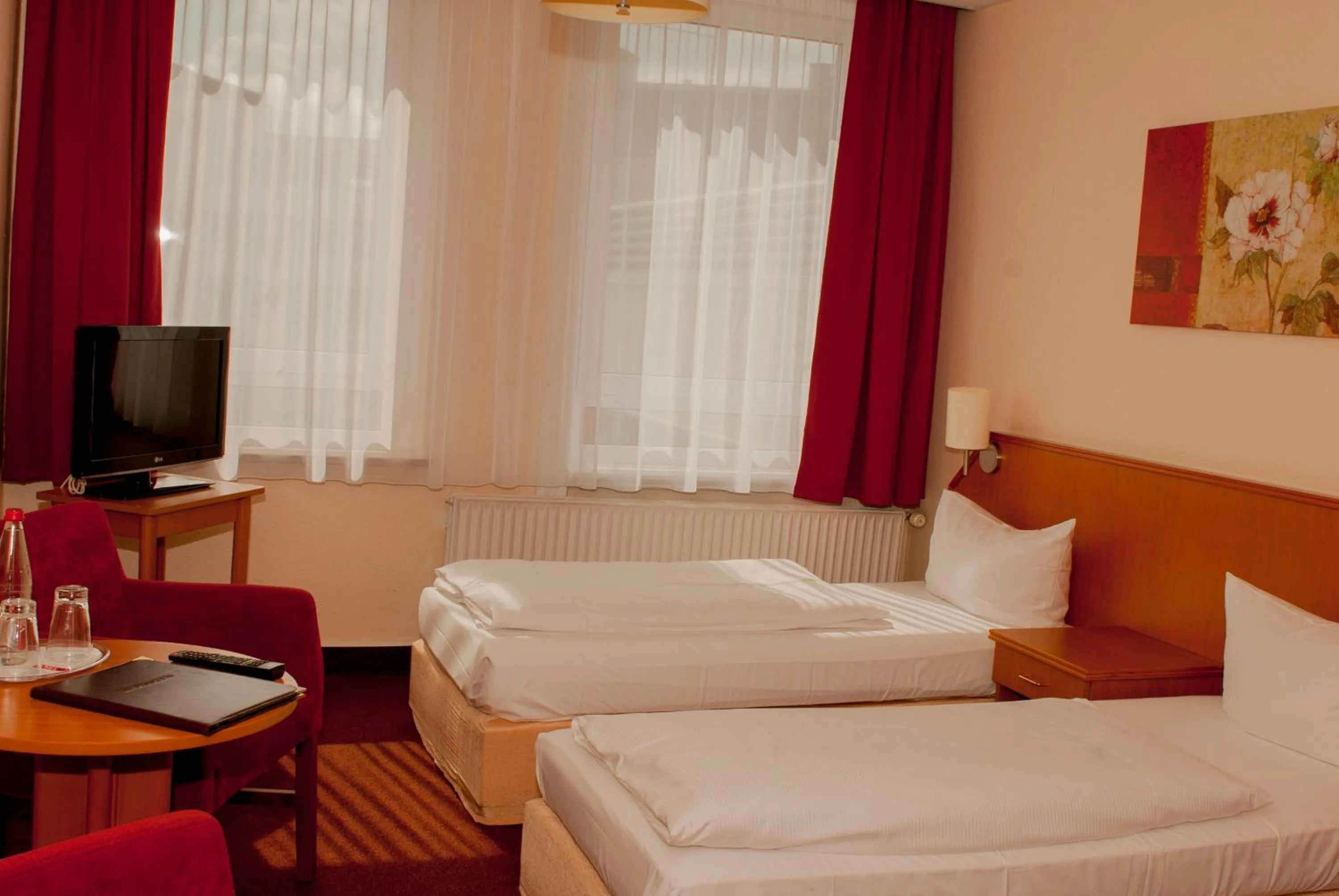 Photo of the whole room, Bed in Hotel Residence am Hauptbahnhof