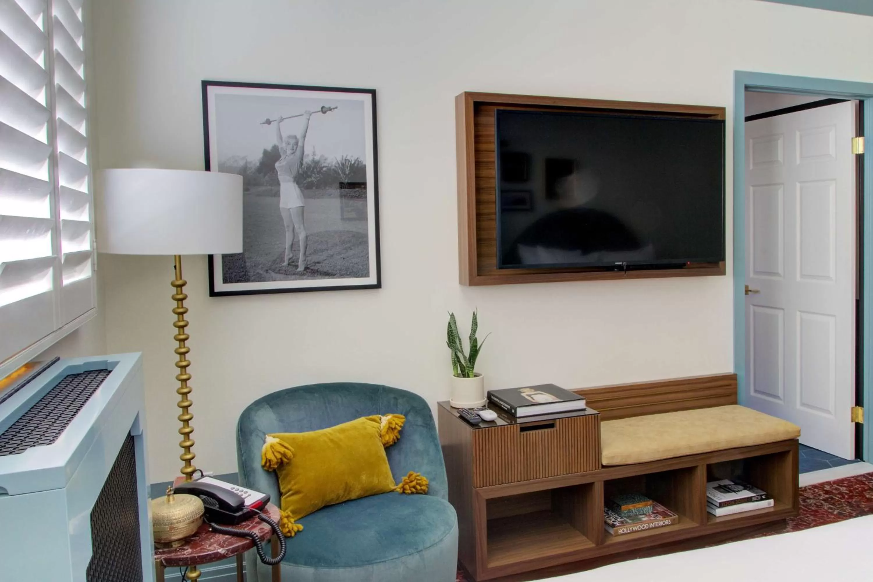 Photo of the whole room in The Hollywood Franklin Hotel near Universal Studios