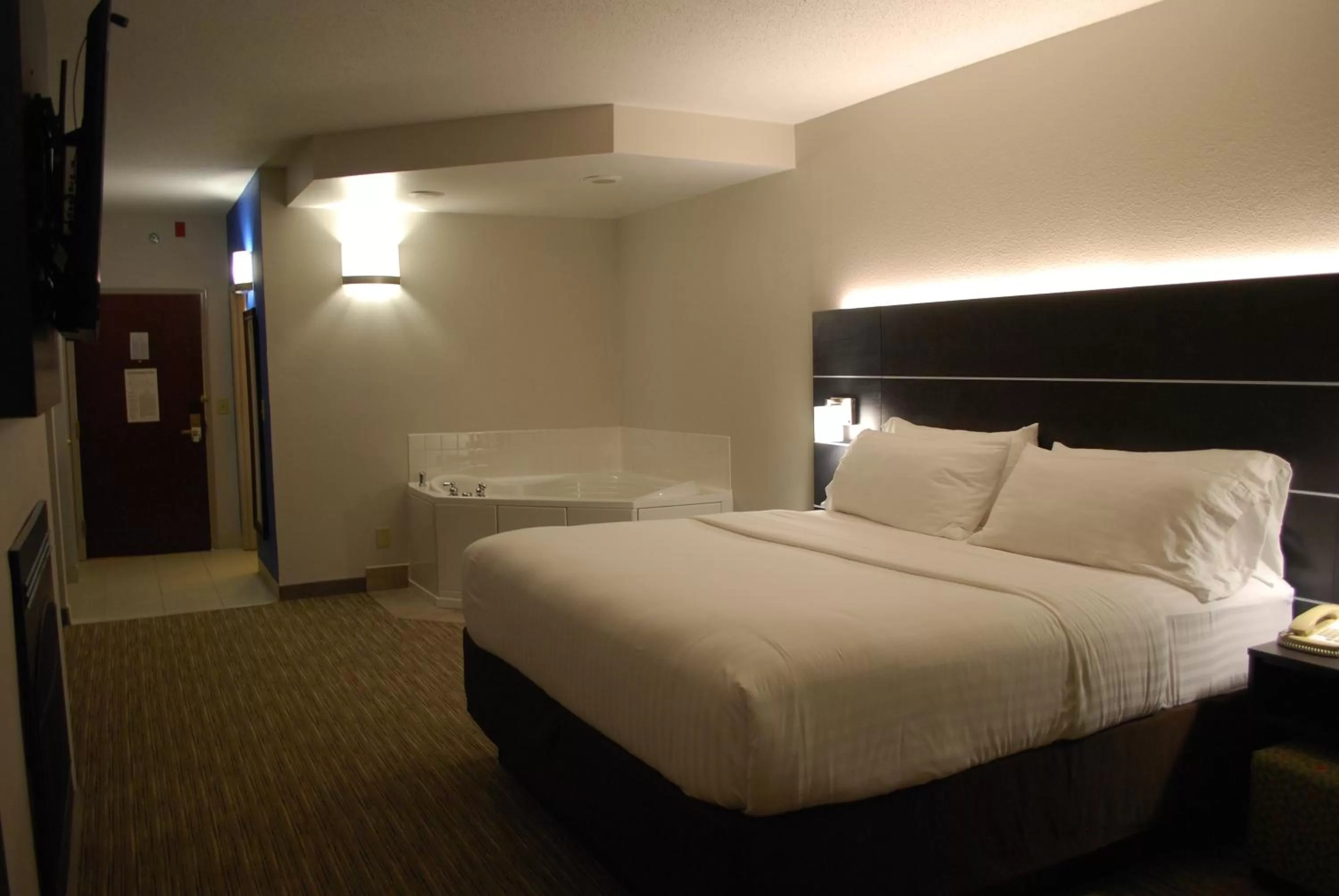 Photo of the whole room, Bed in Holiday Inn Express Hotel & Suites Kingsport-Meadowview I-26 by IHG