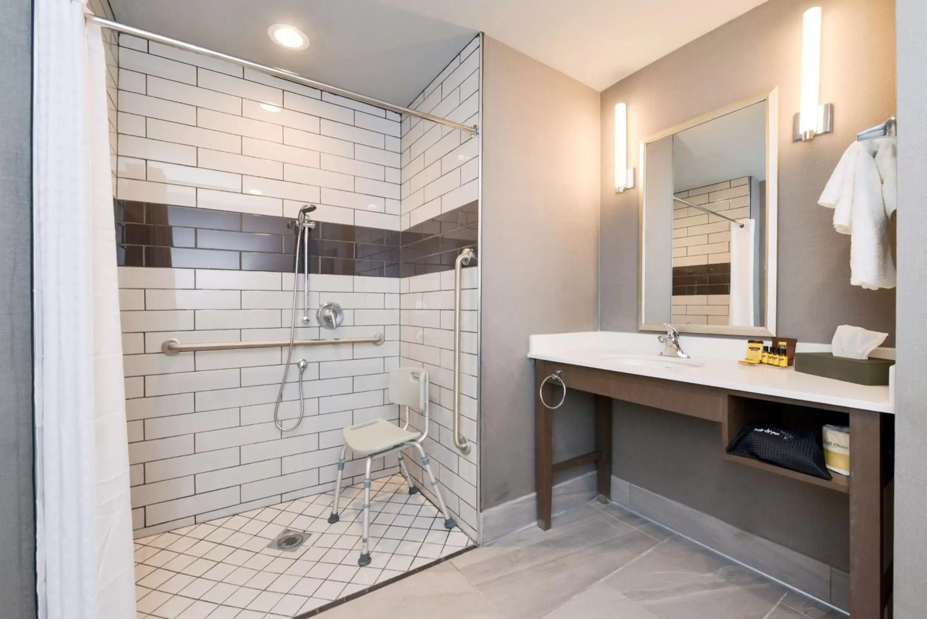 Queen Room with Two Queen Beds and Bath Tub - Disability Access/Non-Smoking in Best Western Plus Coalinga Inn Queen Room with Two Queen Beds and Bath Tub - Disability Access/Non-Smoking in Best Western Plus Coalinga Inn