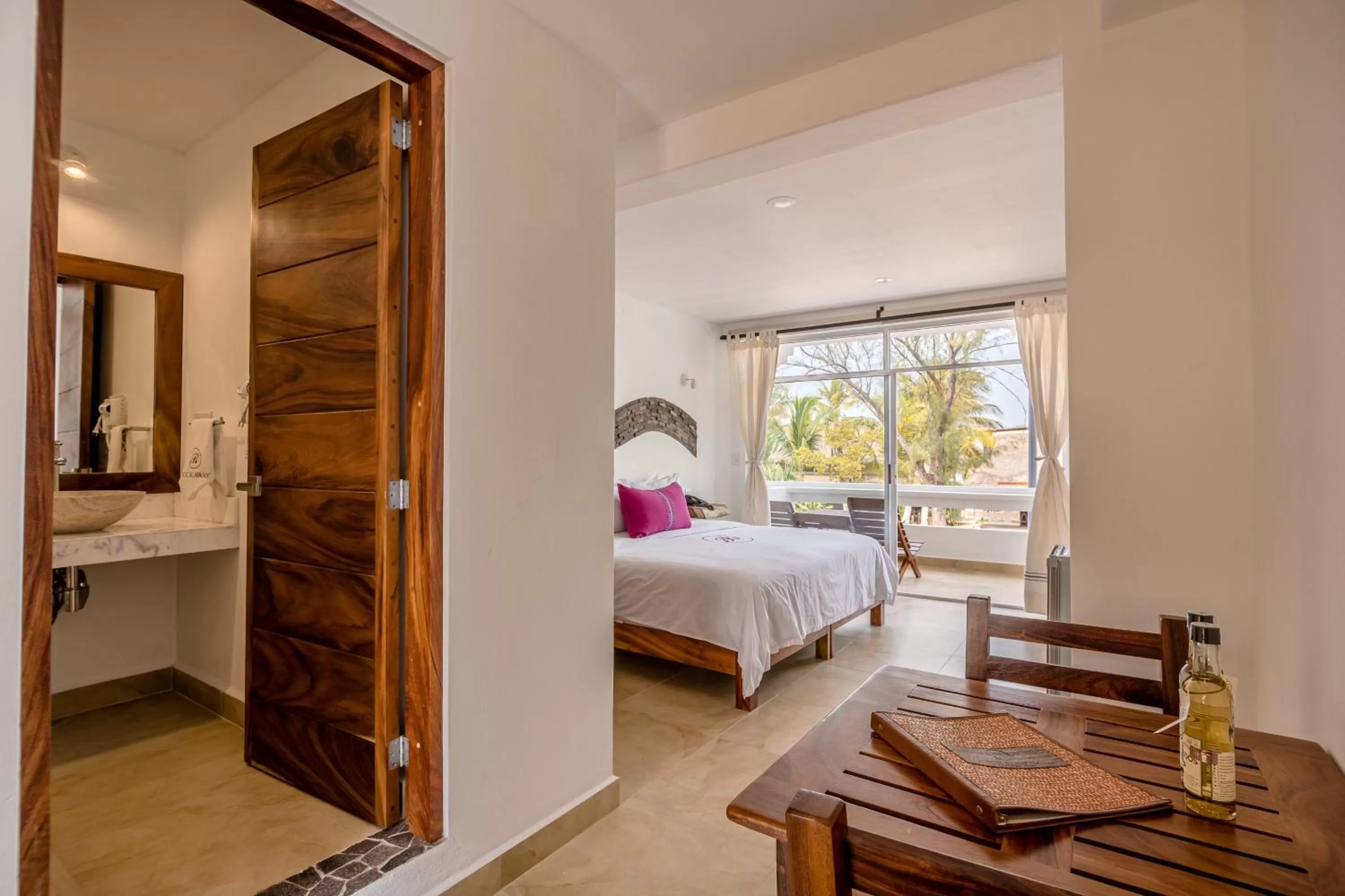 View (from property/room), Bed in Hotel Rockaway