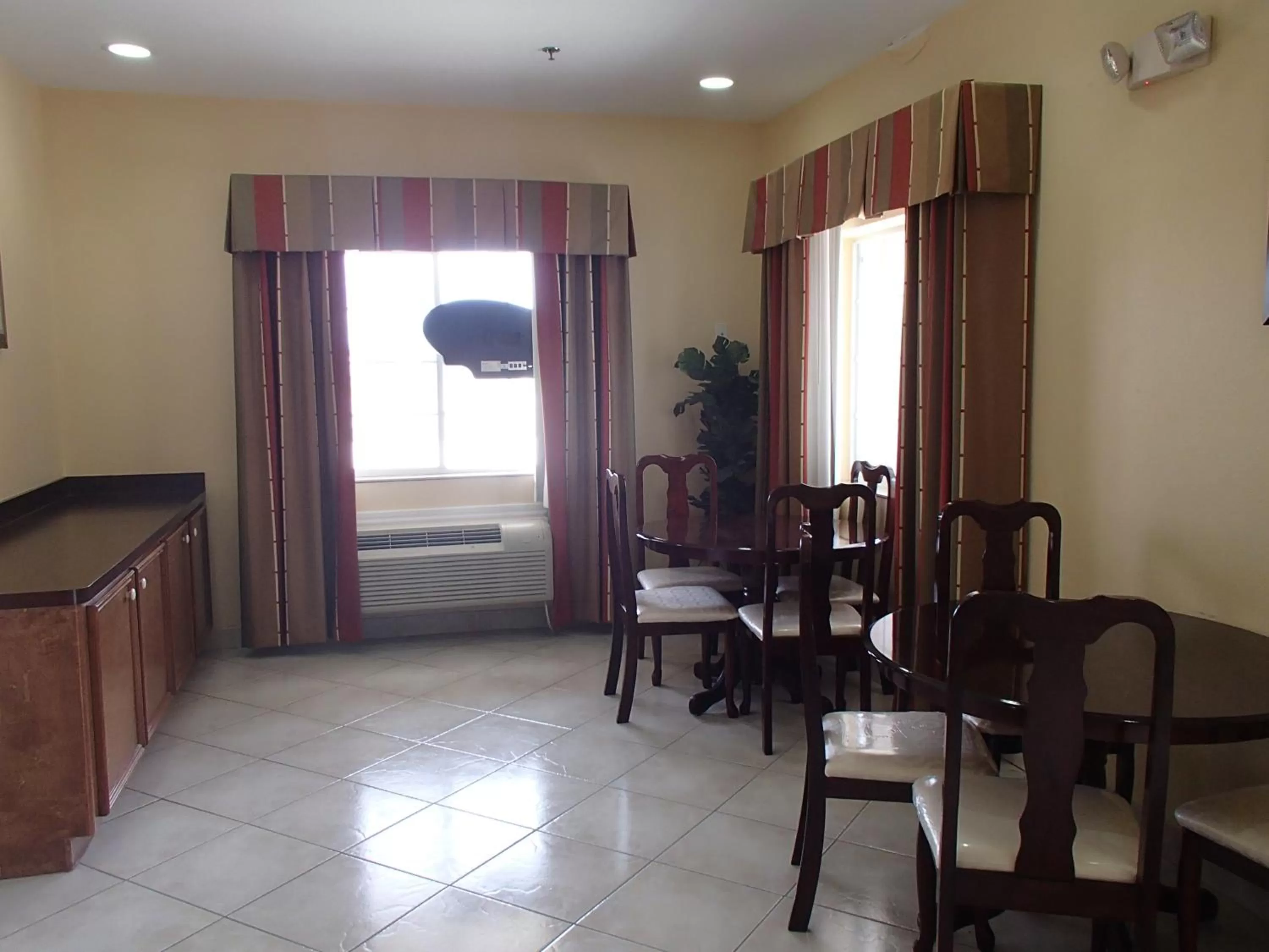 Restaurant/places to eat in Crystal Suites