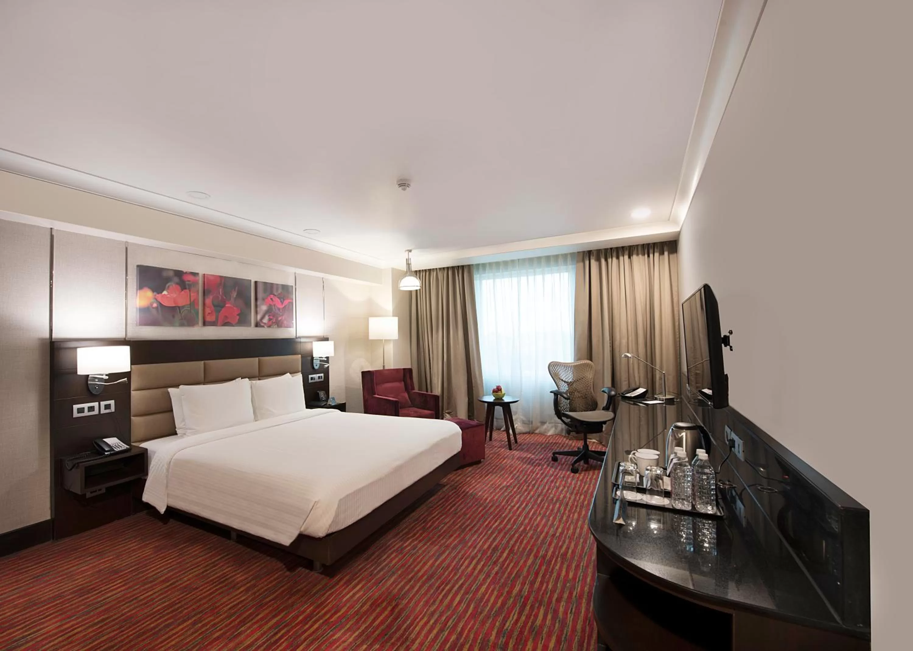 Bedroom, Bed in Hilton Garden Inn New Delhi/Saket