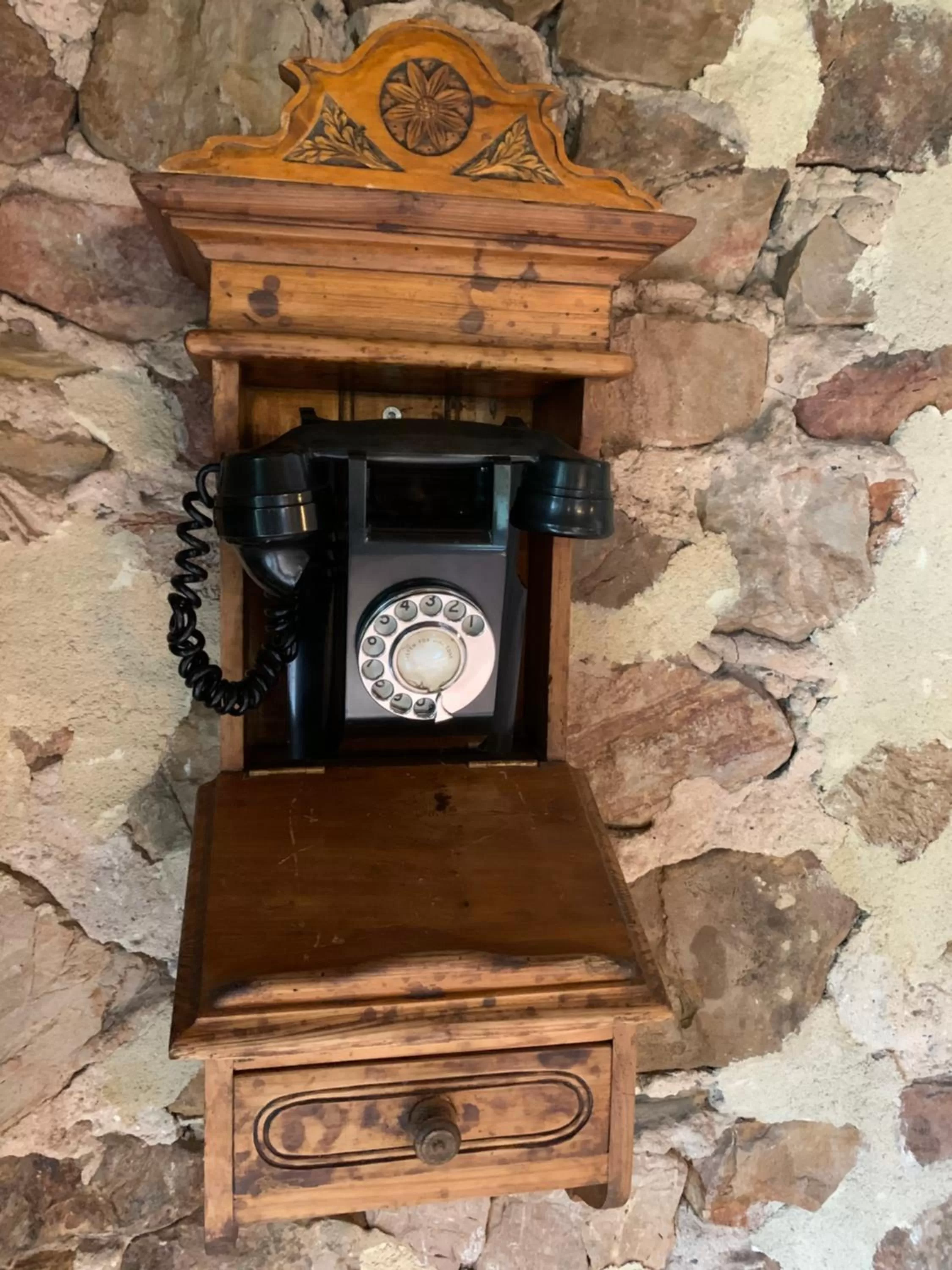 Decorative detail in The Old Chaff Mill Organic Vineyard Retreat