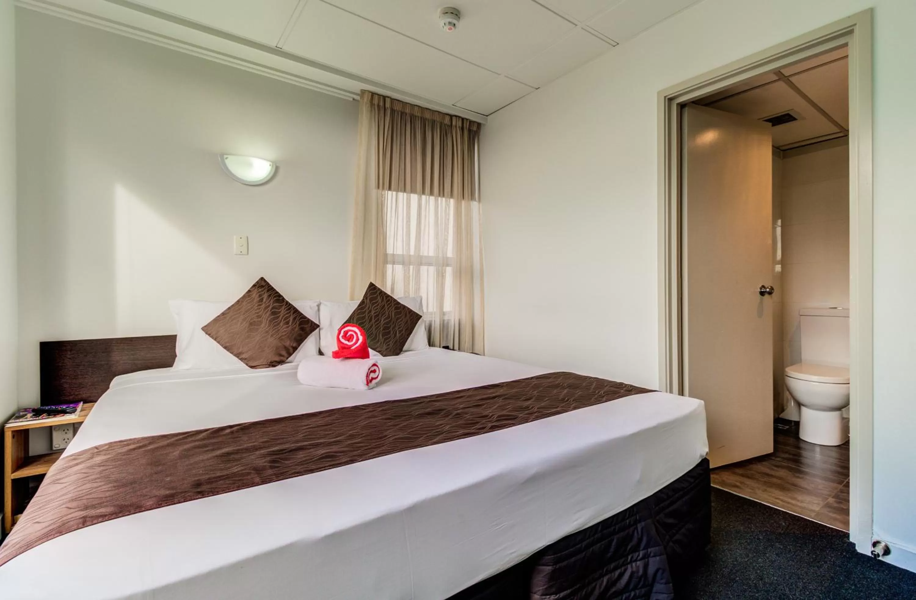 Bedroom, Bed in Ascotia Off Queen