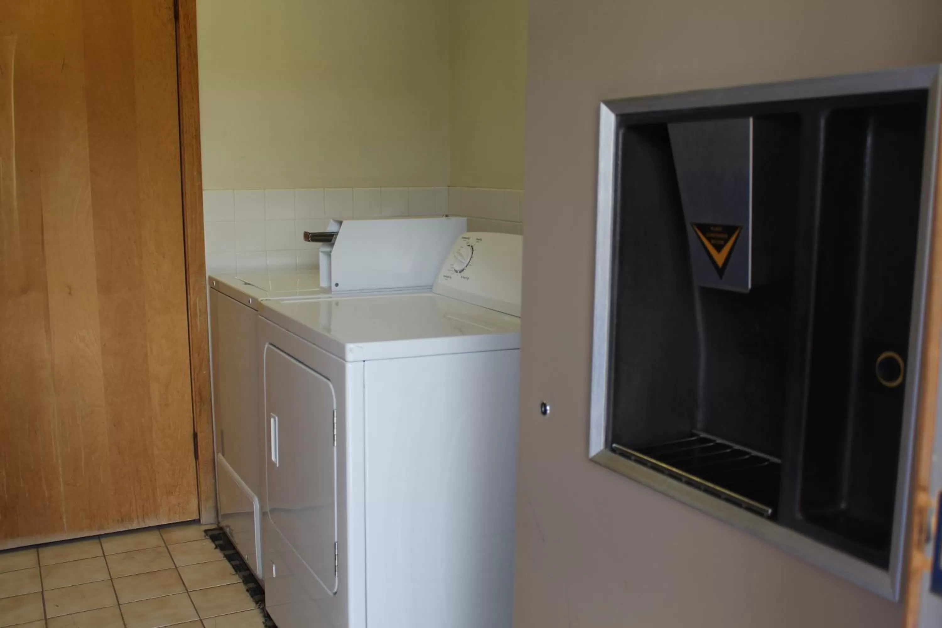 laundry, Kitchen/Kitchenette in Budget Host Inn Fridley