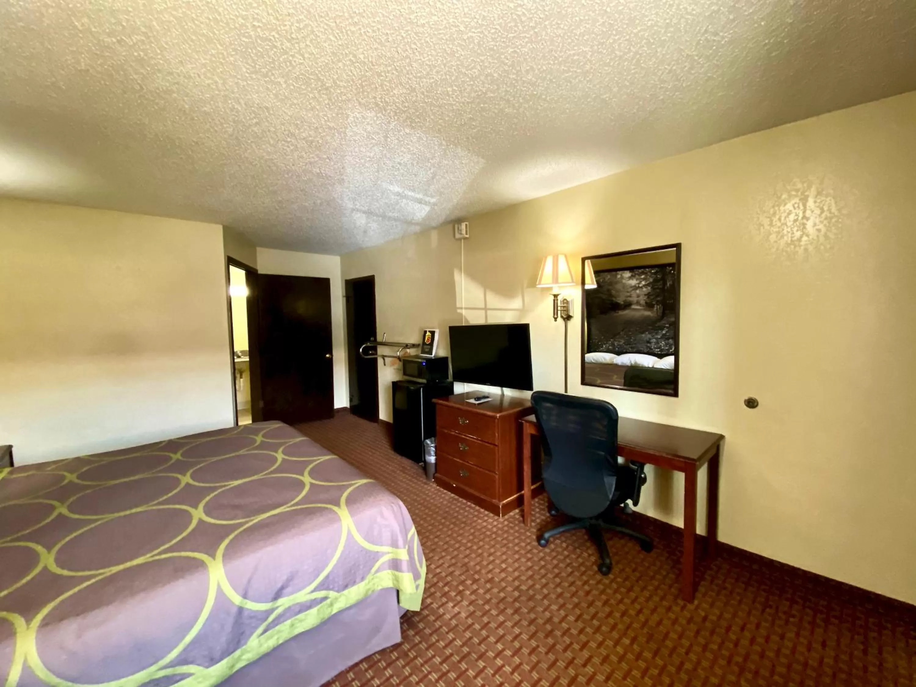 Bedroom, Bed in Super 8 by Wyndham Shawnee