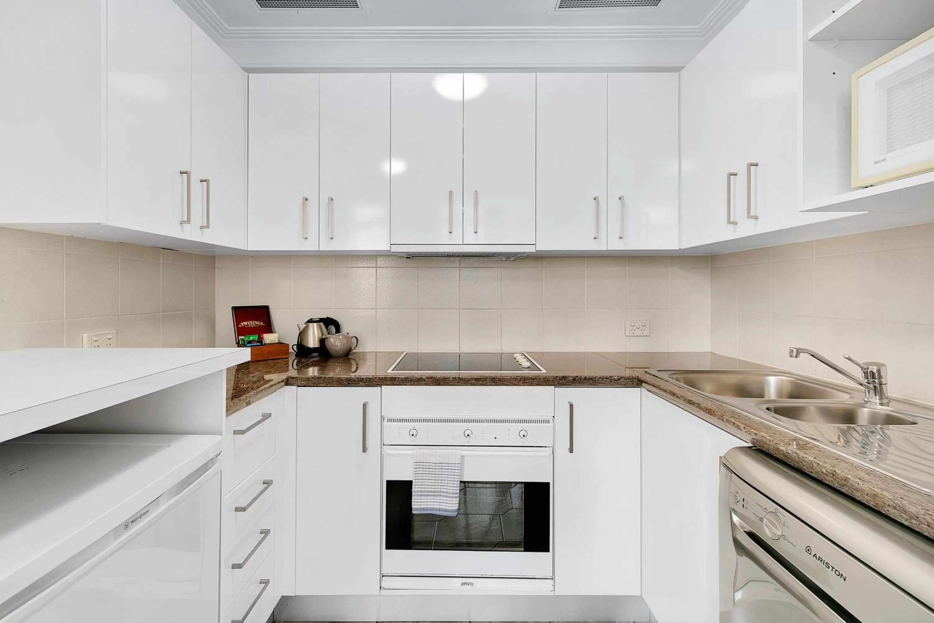 Kitchen or kitchenette in Manor Apartment Hotel