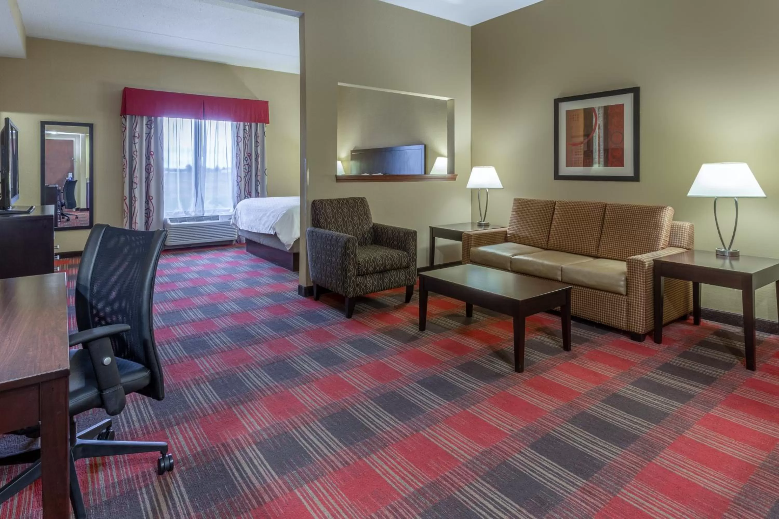Photo of the whole room, Bed in Holiday Inn Express Hotel & Suites Bowling Green by IHG