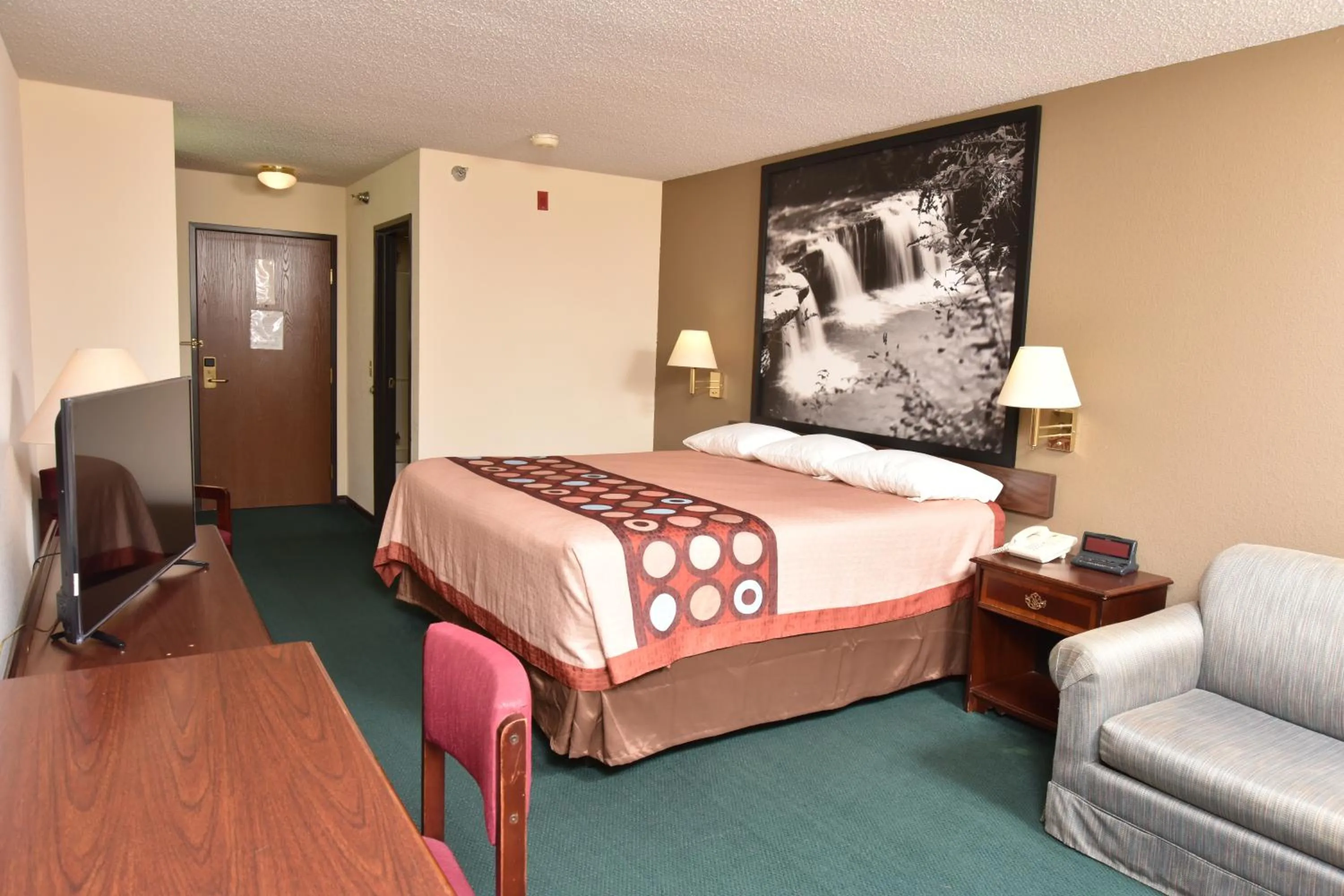 Bed in Super 8 by Wyndham Springfield-Battlefield