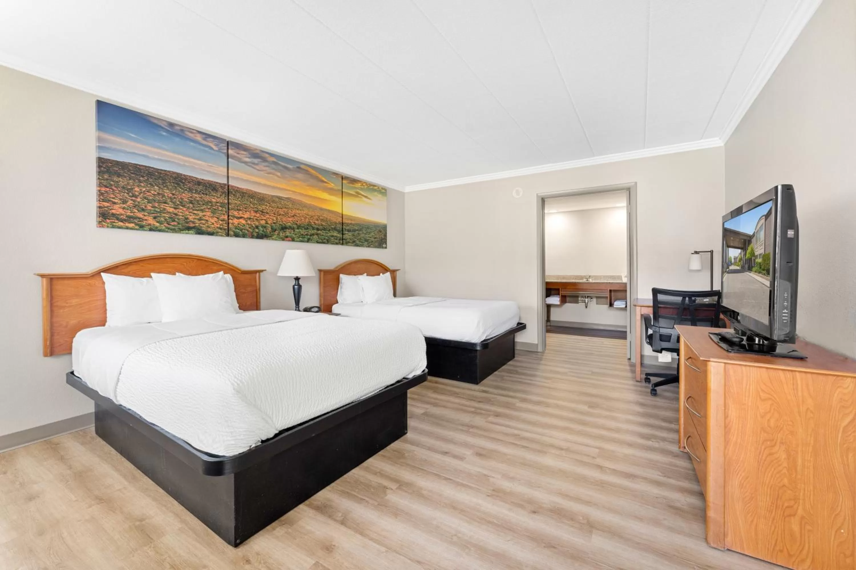 Bed in Days Inn & Suites by Wyndham Roseville/Detroit Area