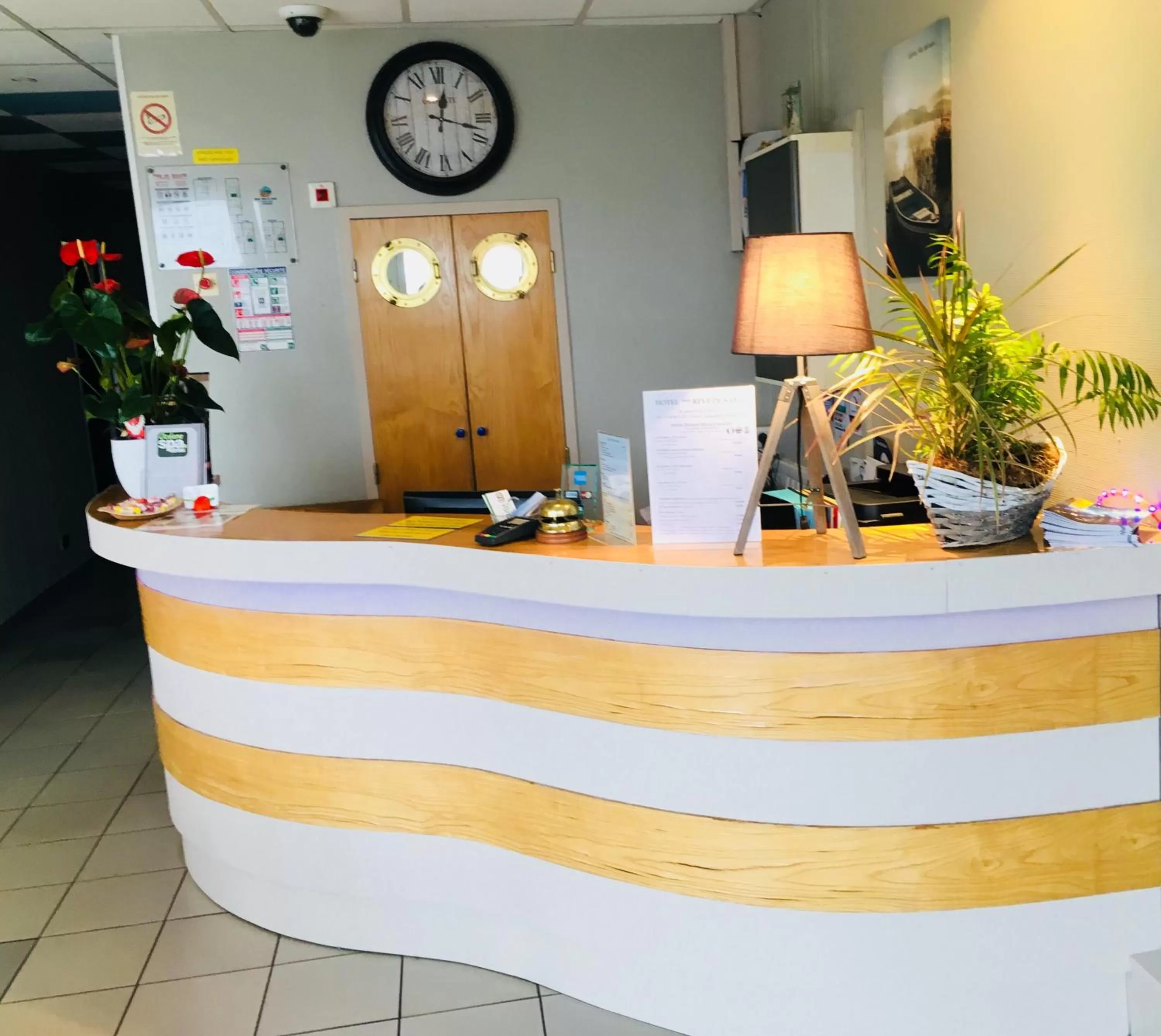 Lobby or reception in Logis Hôtel Rêve de Sable