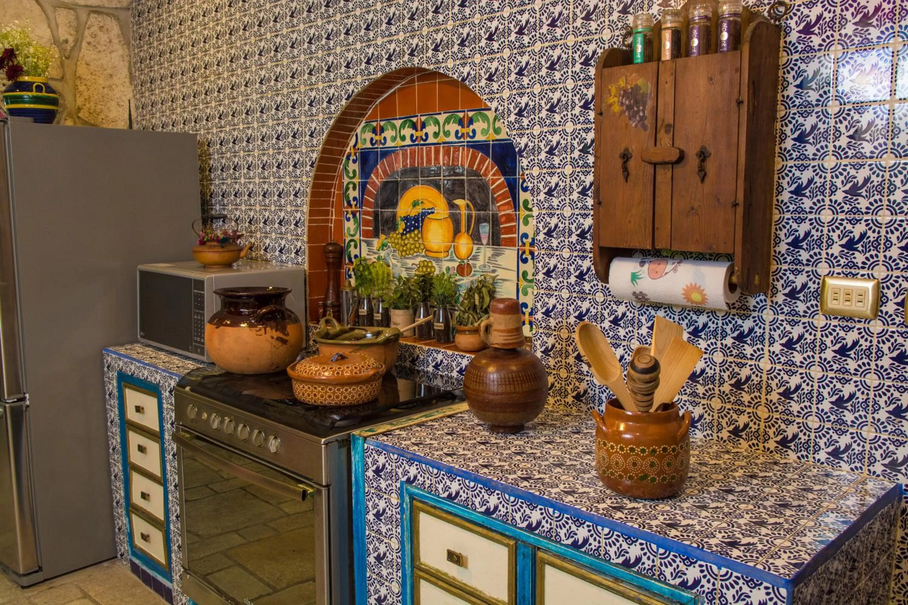 Communal kitchen in Hacienda Boutique B&B and Spa Solo Adultos