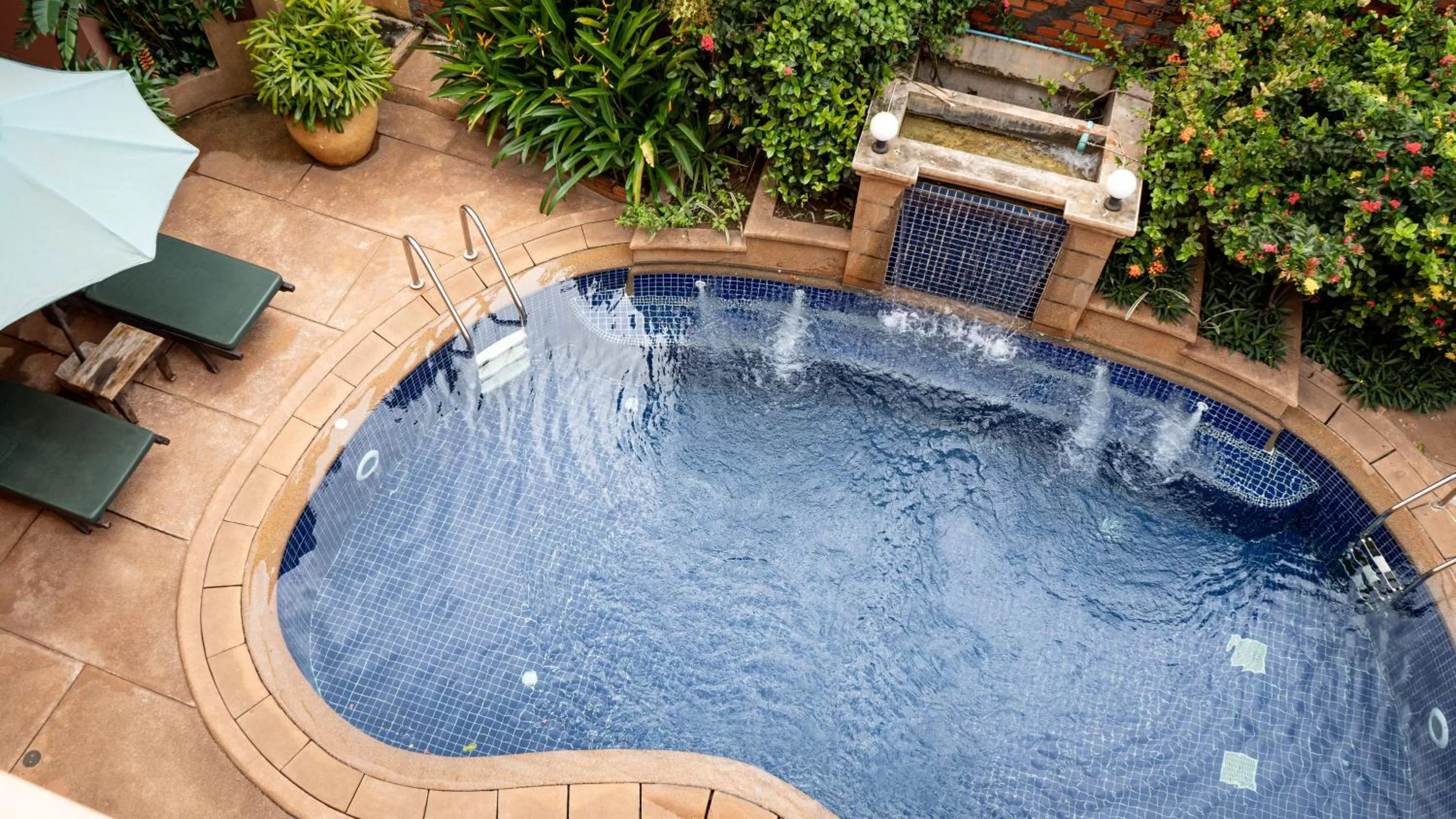 Swimming pool in DEN HOTEL TOTONOU SIEM REAP