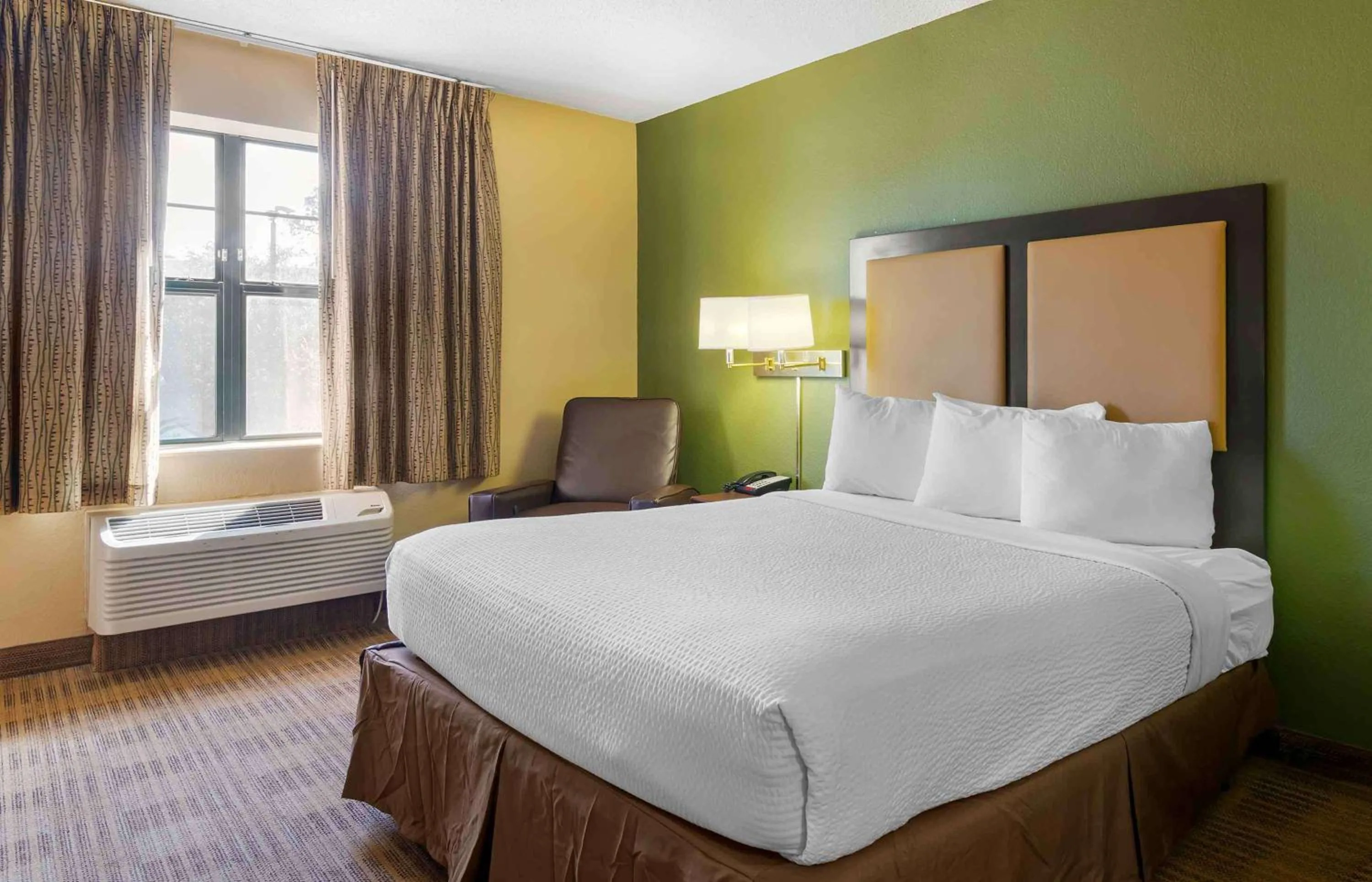 Bedroom, Bed in Extended Stay America Suites - Savannah - Midtown