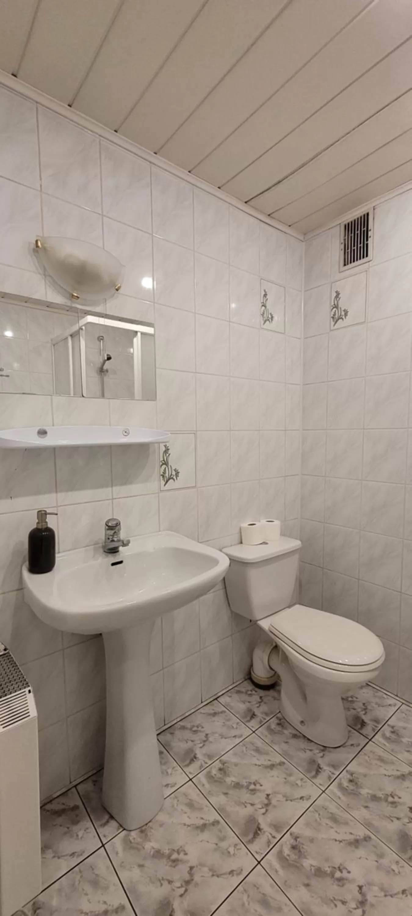 Shower in Dworek Pokoje Gościnne