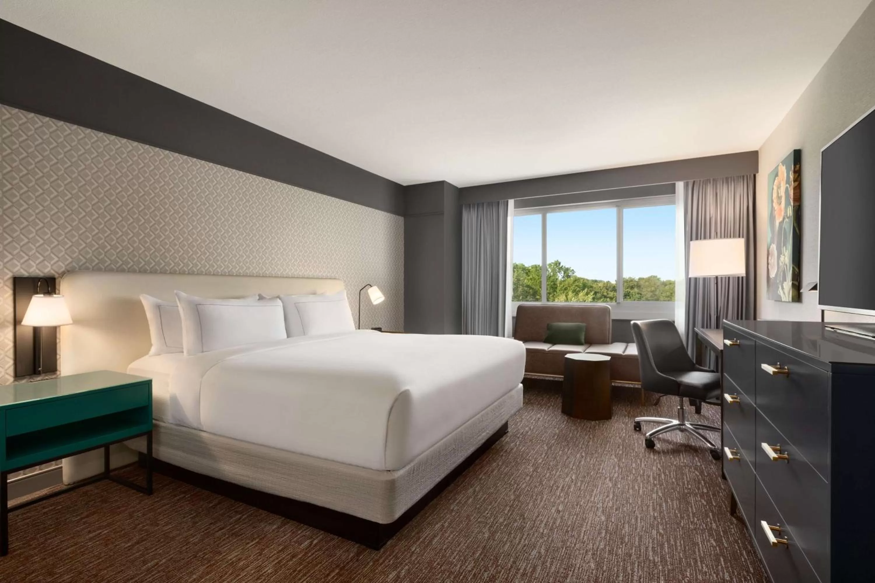 Bedroom, Bed in Hilton Baltimore BWI Airport