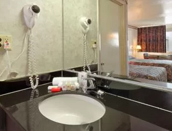 King Room - Non-Smoking in Ramada Limited Cockeysville