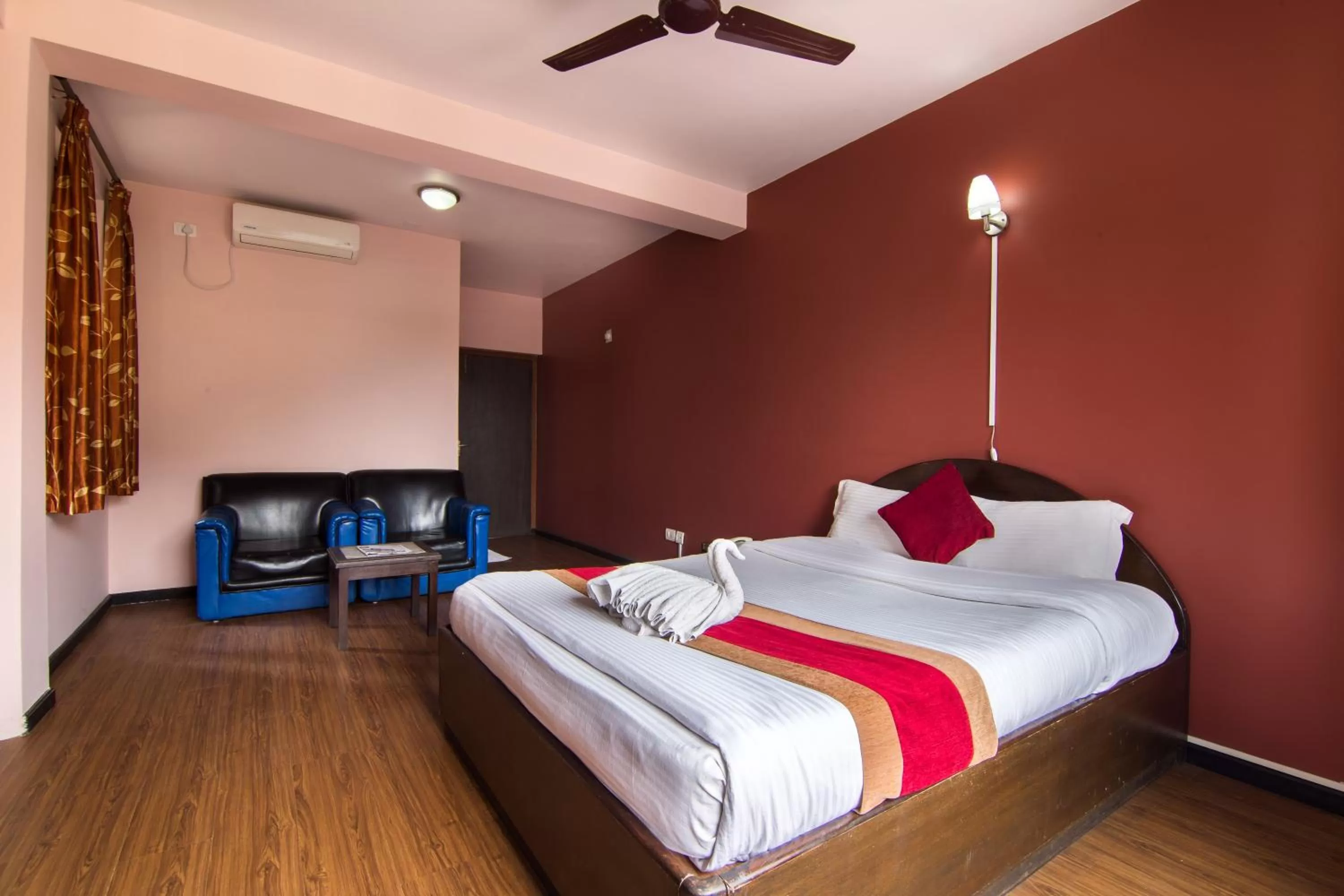 Shower, Bed in Hotel Family Home