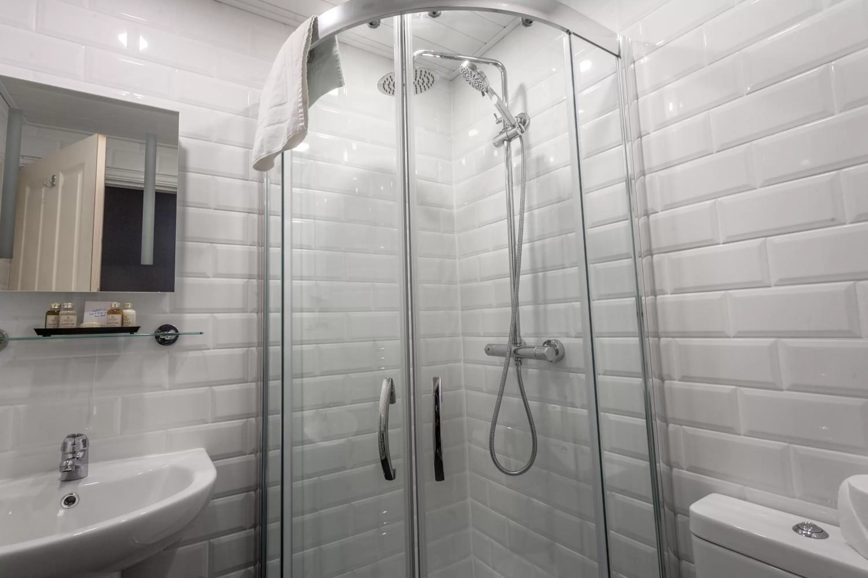 Bathroom in Glendower Hotel BW Signature Collection