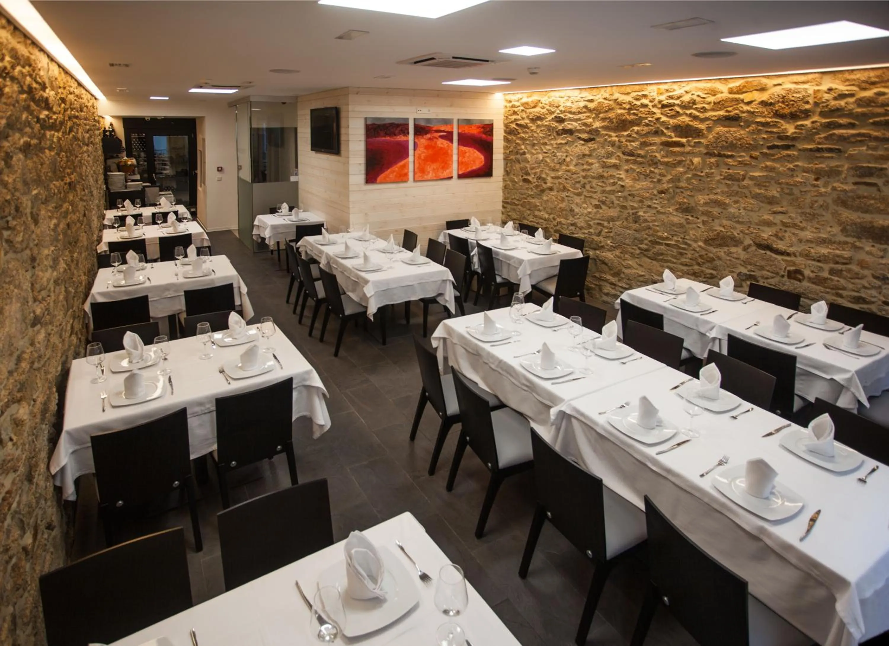 Restaurant/places to eat in Hotel Lois