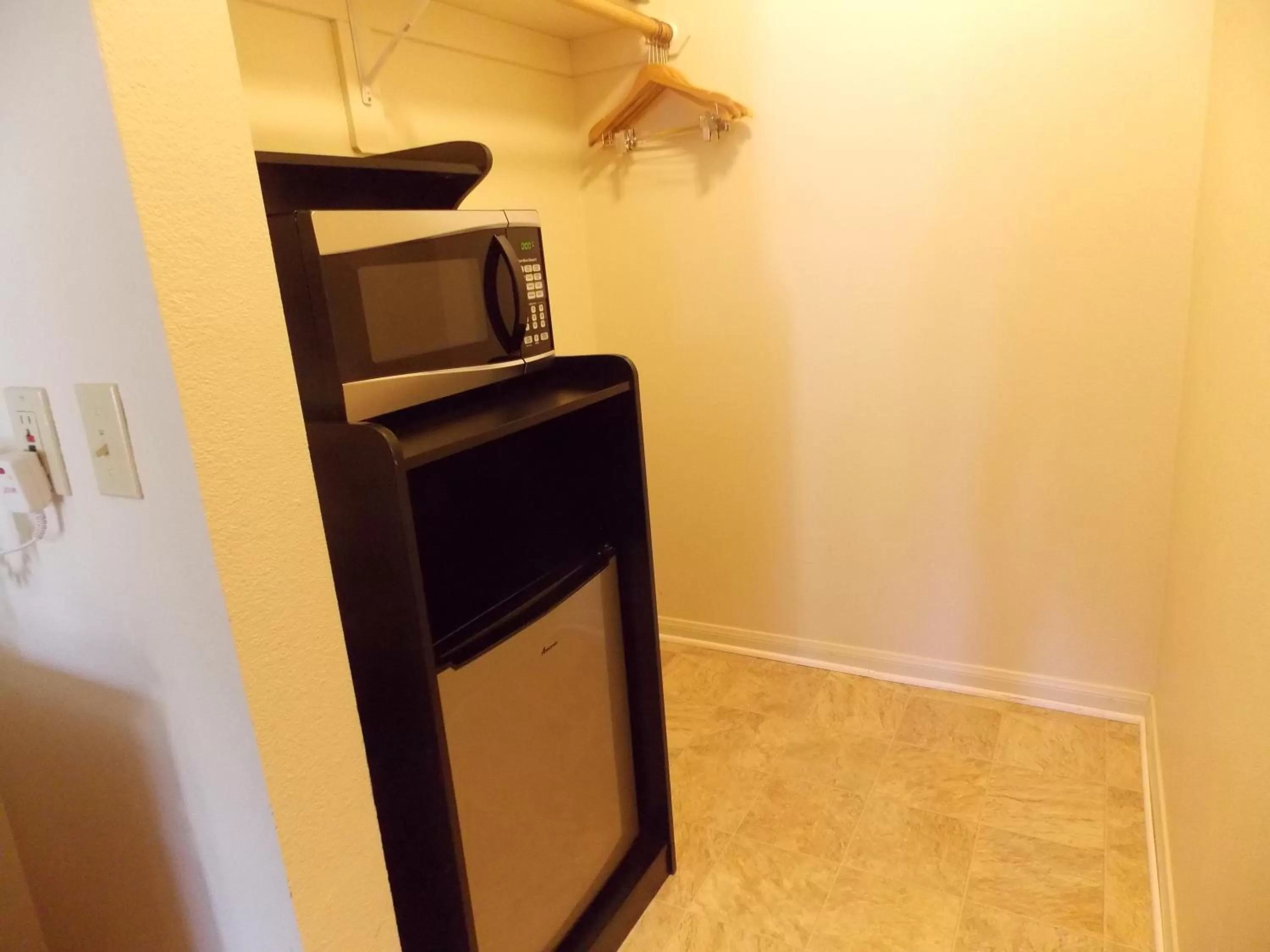 minibar, TV/Entertainment Center in Vintage Lakeside Inn