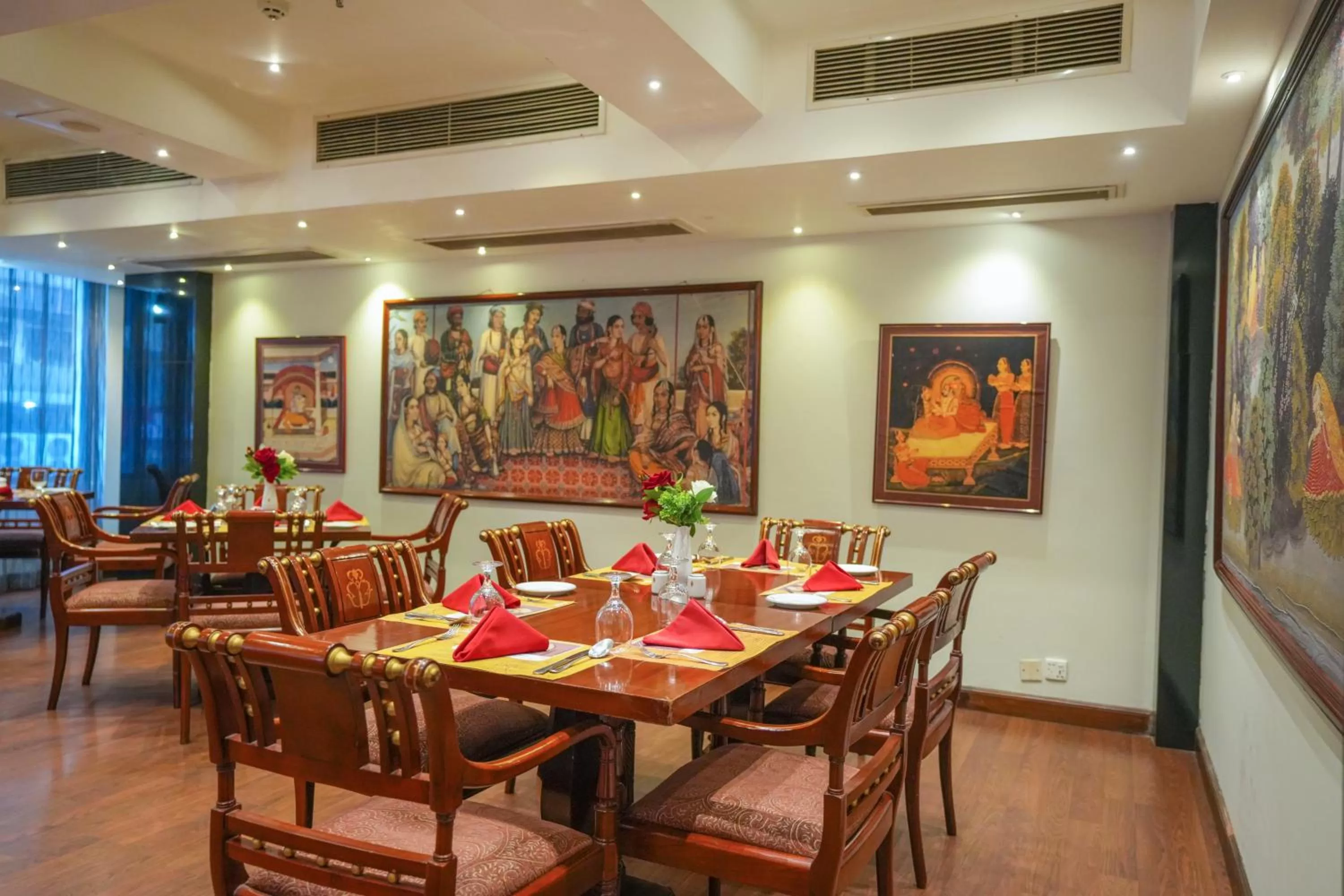 Restaurant/places to eat in Hotel Sarina