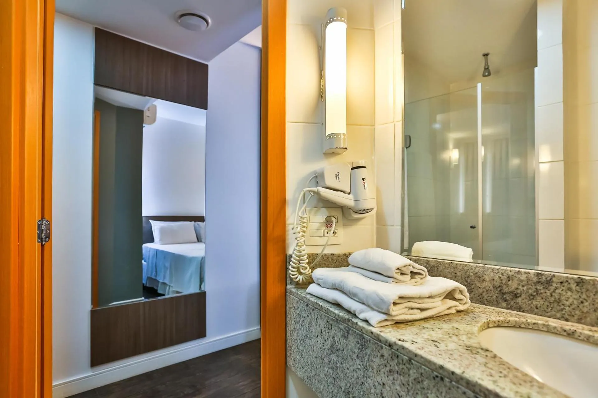 Bathroom in San Diego Express Barro Preto