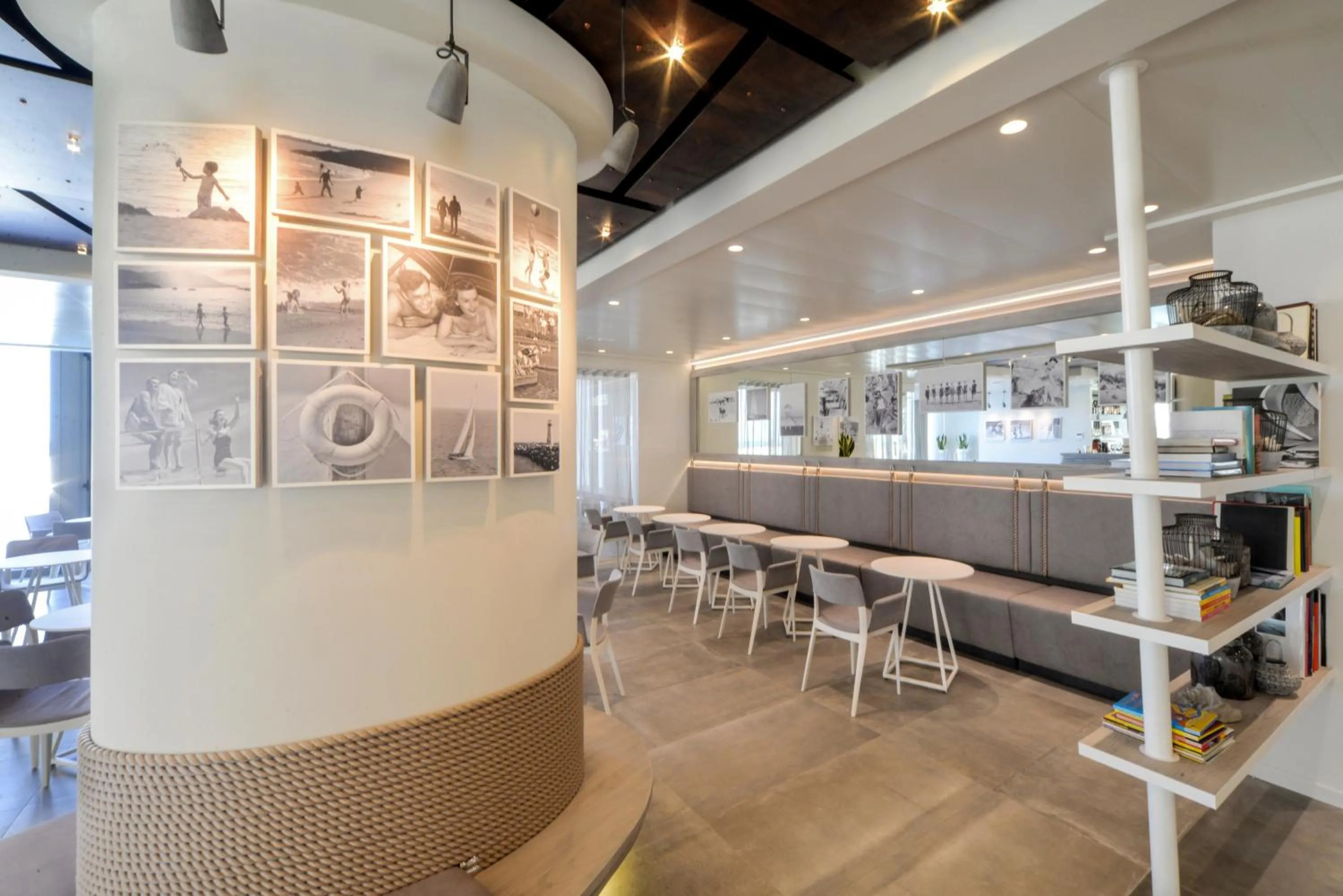 Communal lounge/ TV room in Nautilus Family Hotel