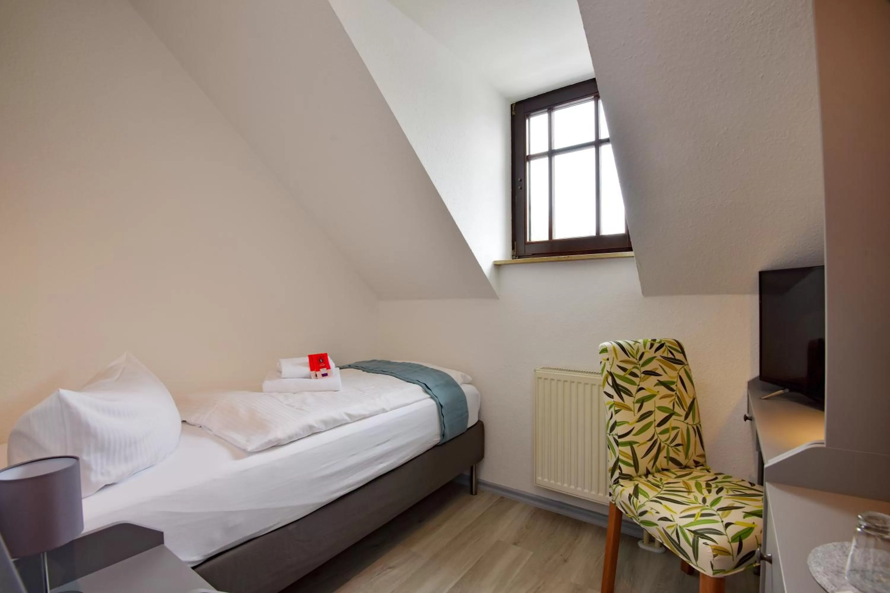 Bed in Landhotel Der Distelhof mit Scheunencafé