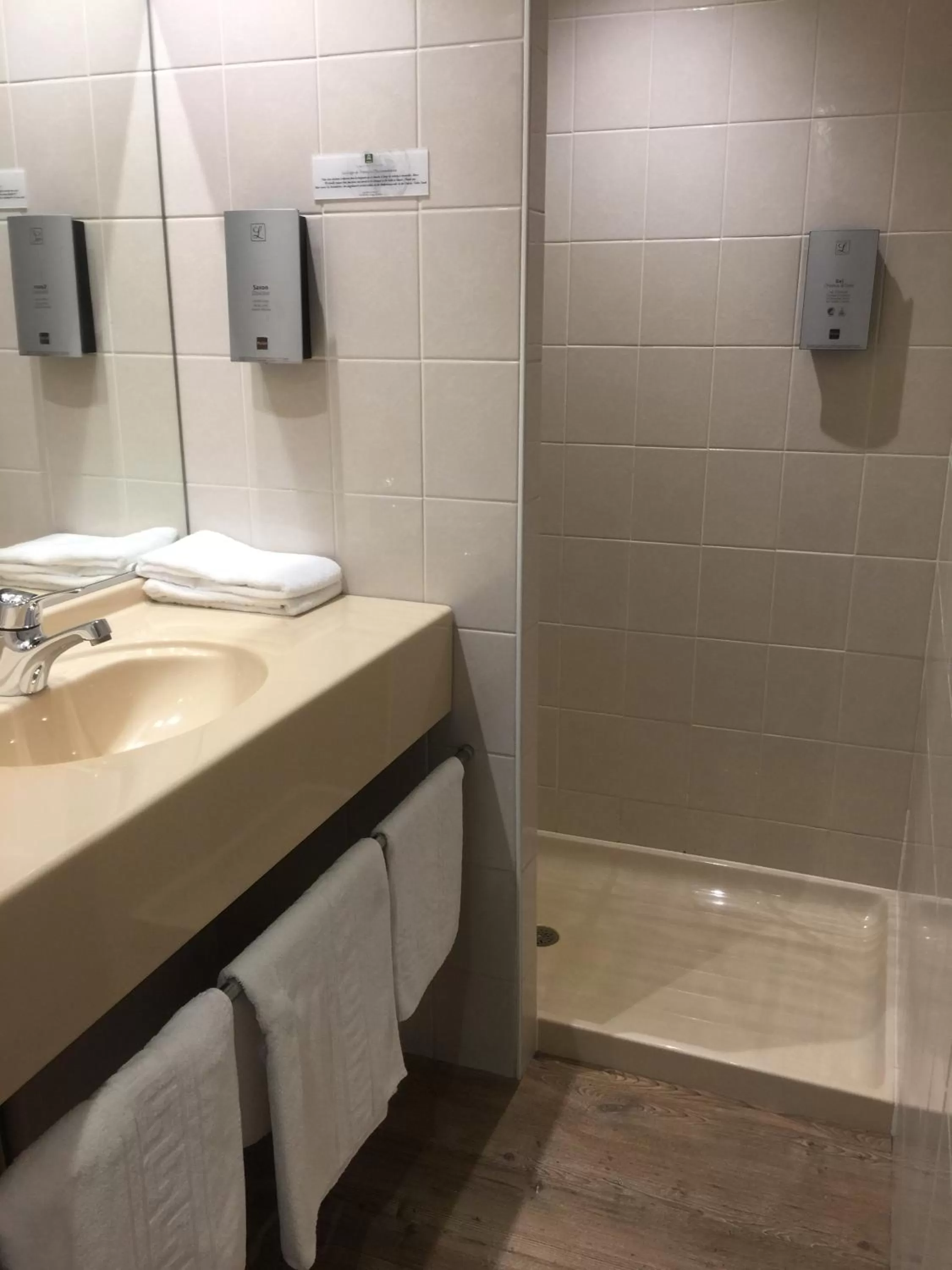 Bathroom in Logis Hôtel Domaine du Moulin Cavier - Restaurants & Spa