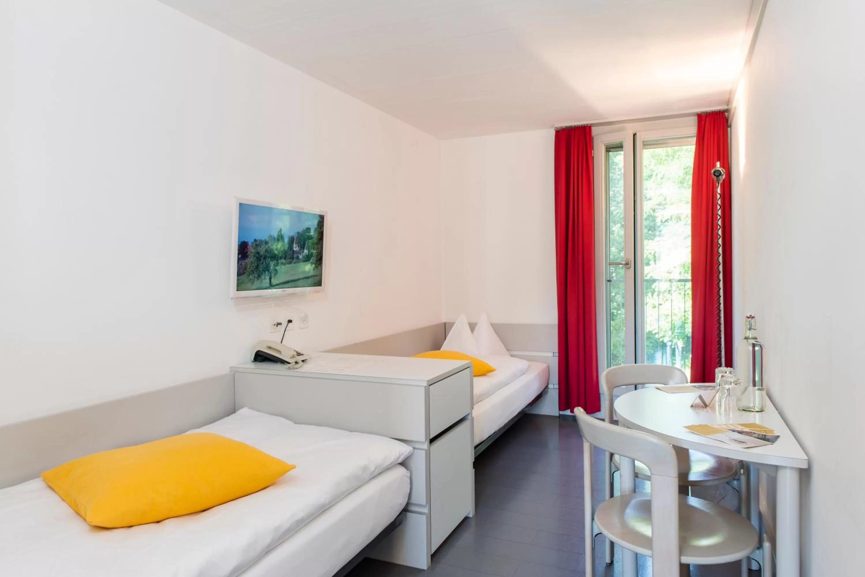 Double Room with 2 Single Beds - single occupancy in Schloss Münchenwiler