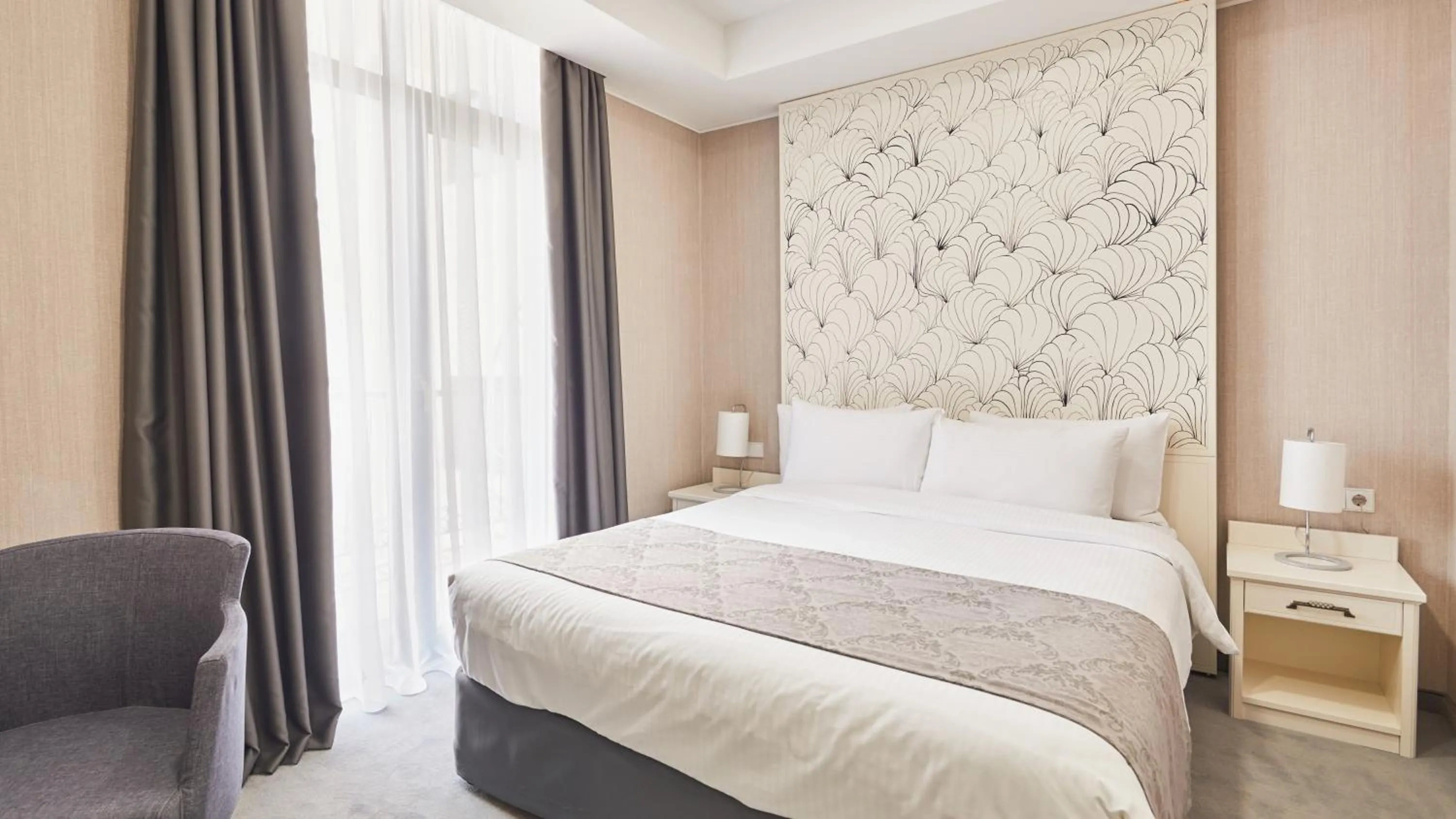 Bedroom, Bed in Gallery Palace Hotel