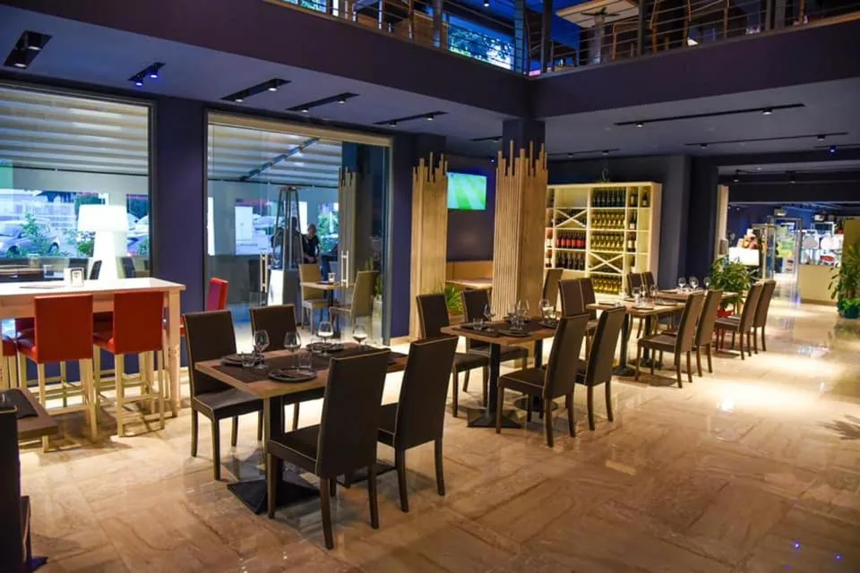 Restaurant/places to eat in Business Hotel