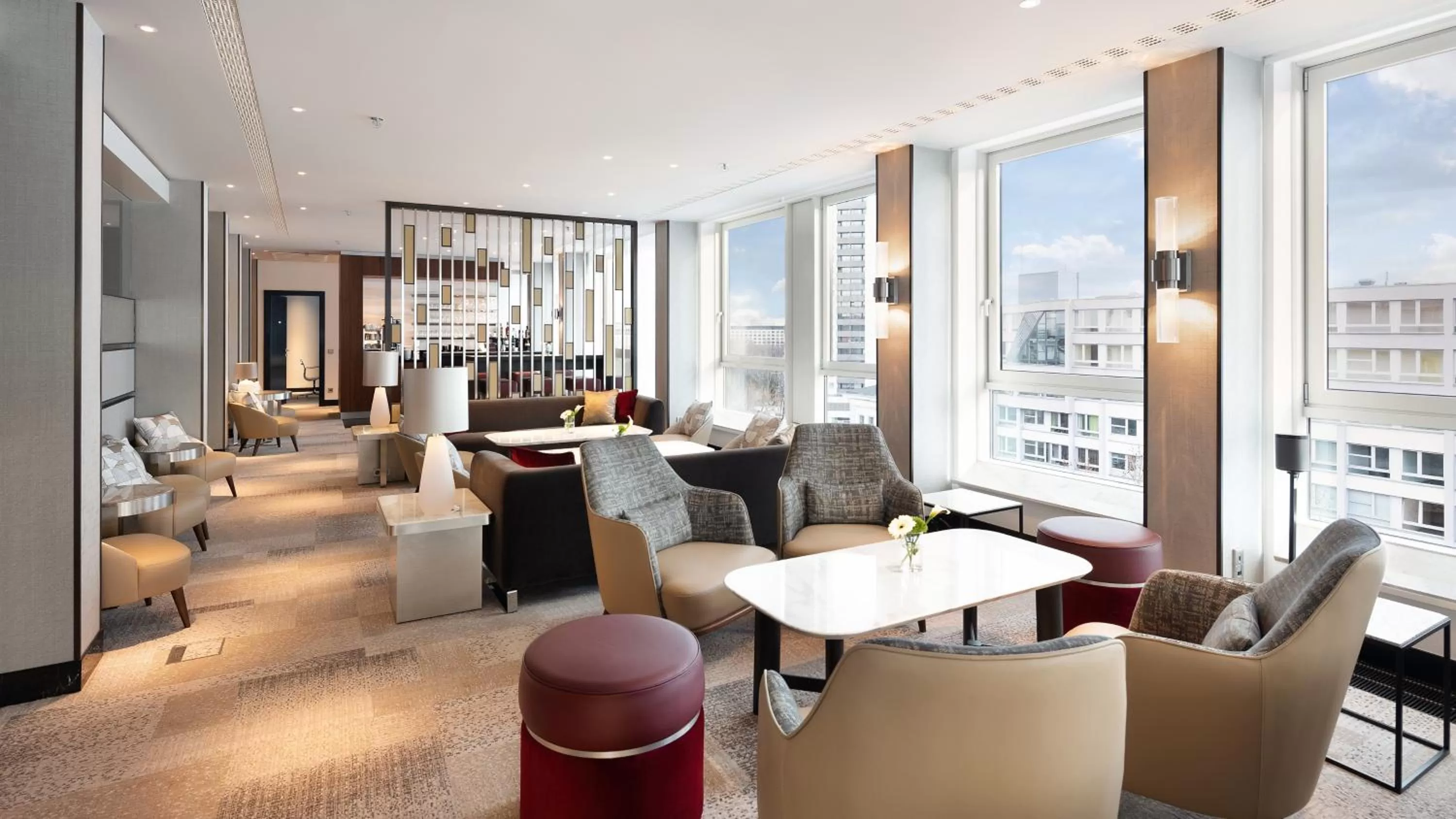 Lounge or bar in InterContinental Berlin by IHG