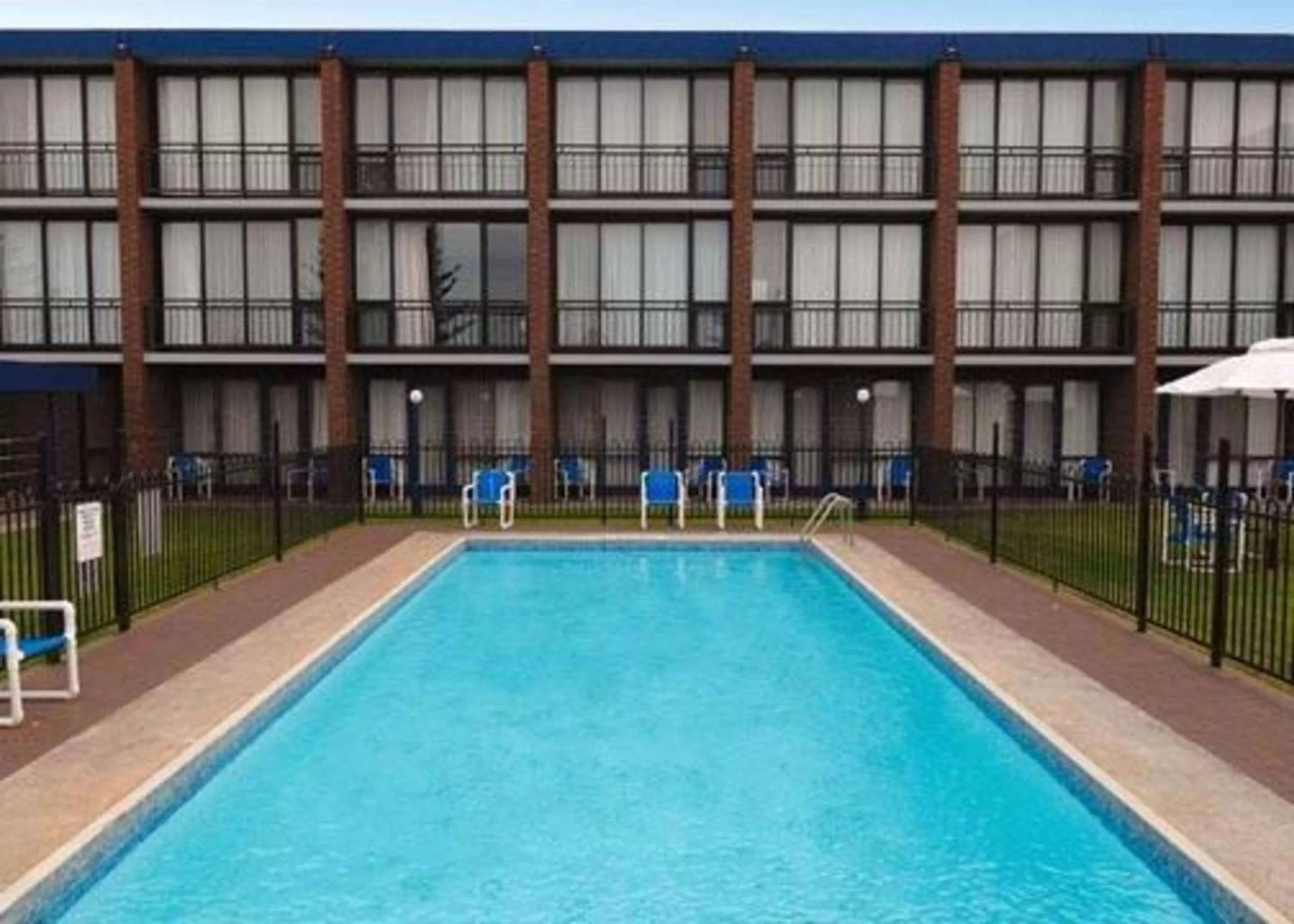 Swimming pool in Richmond Henty Hotel