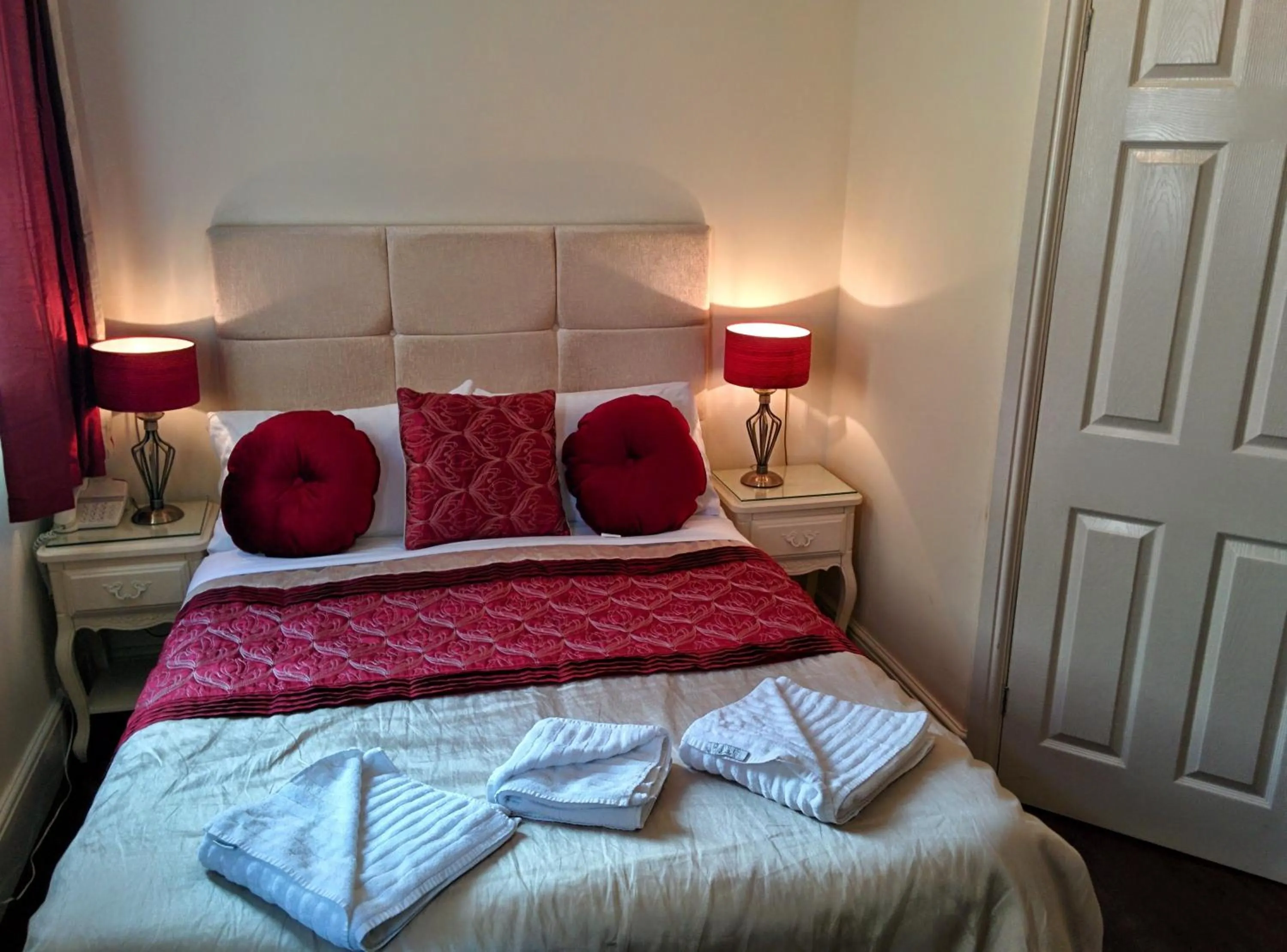 Bedroom, Bed in Acorn Guest House