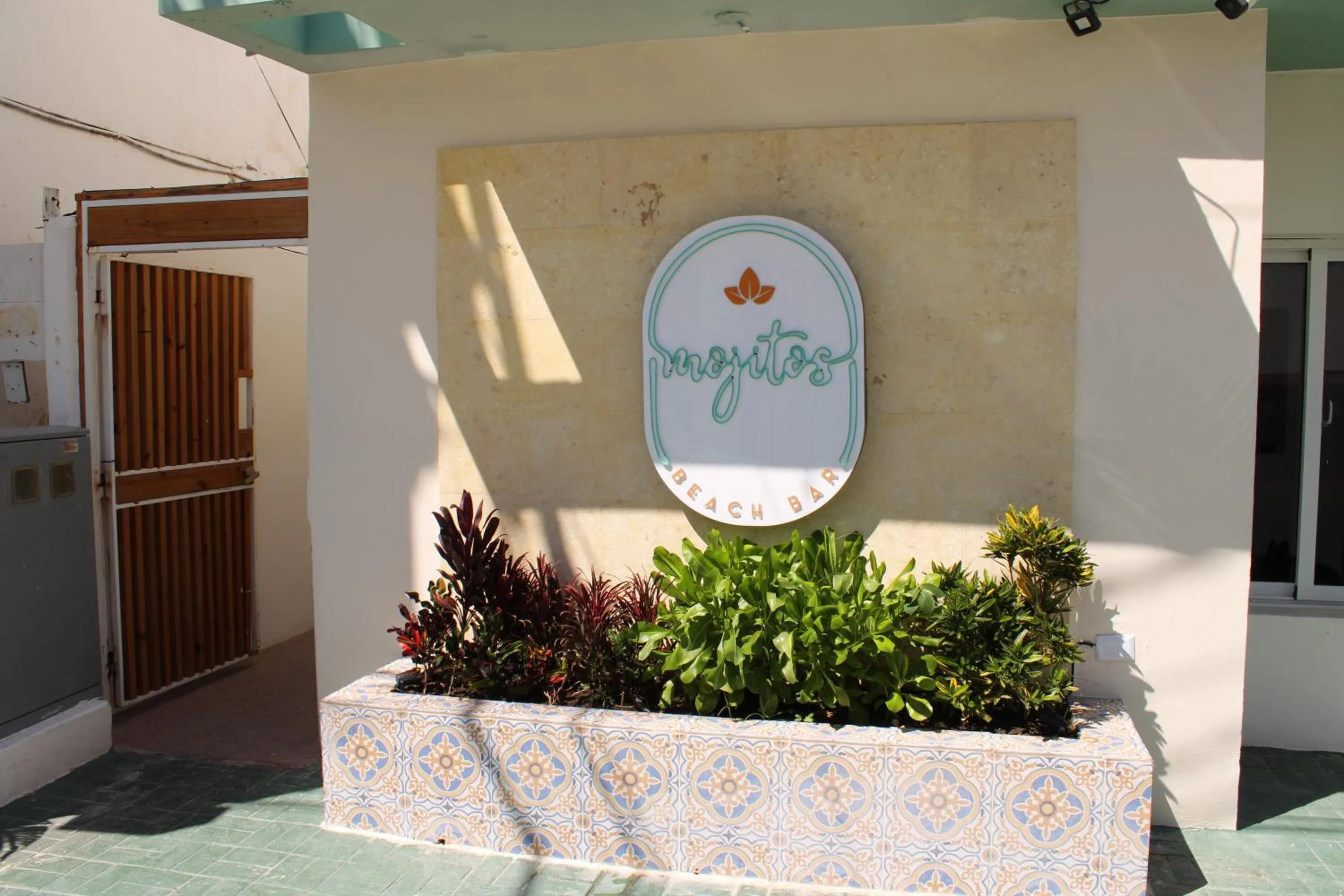 Restaurant/places to eat in Green Coast Hotel