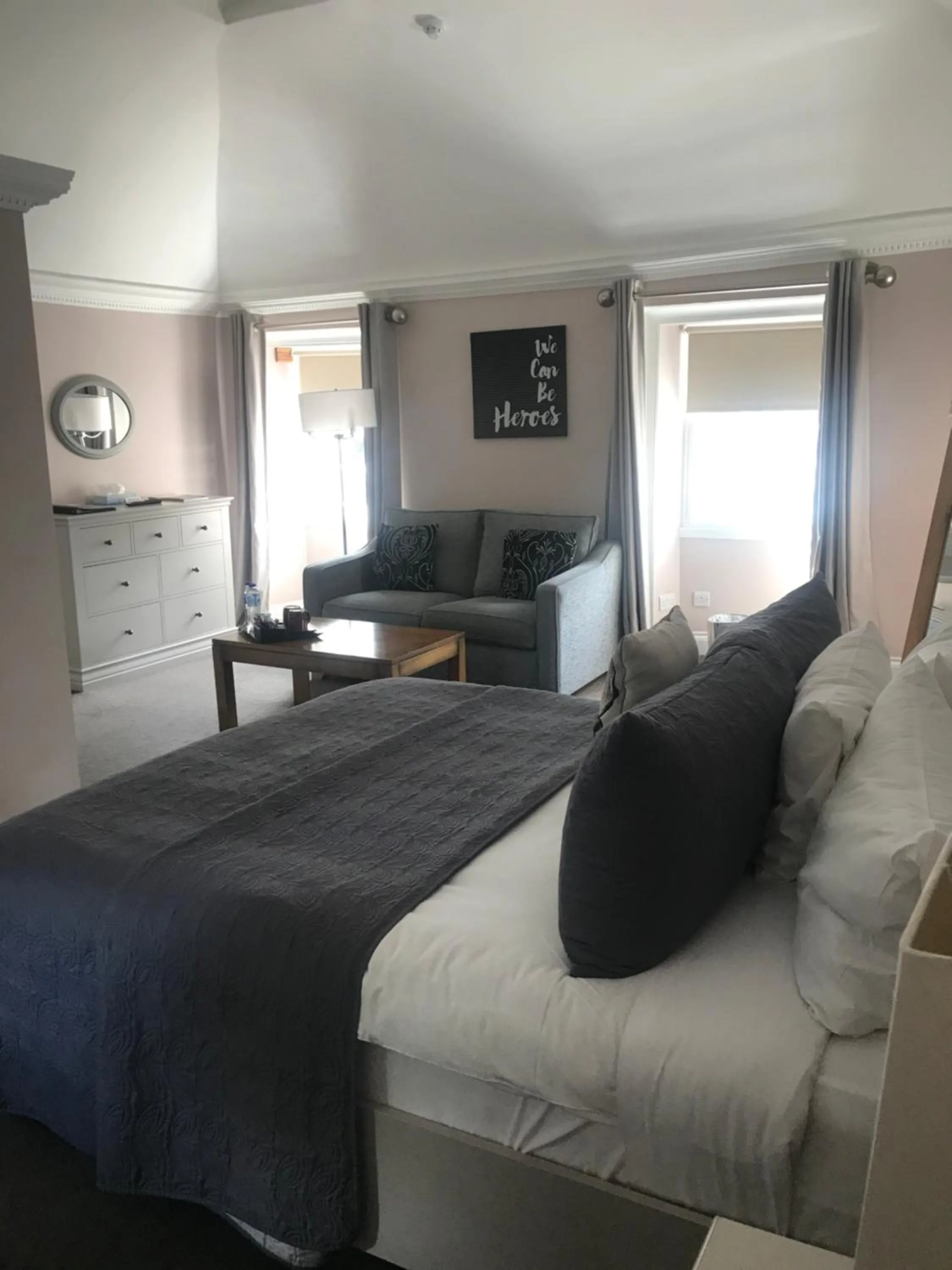 Photo of the whole room, Bed in Queenshead Hotel Kelso