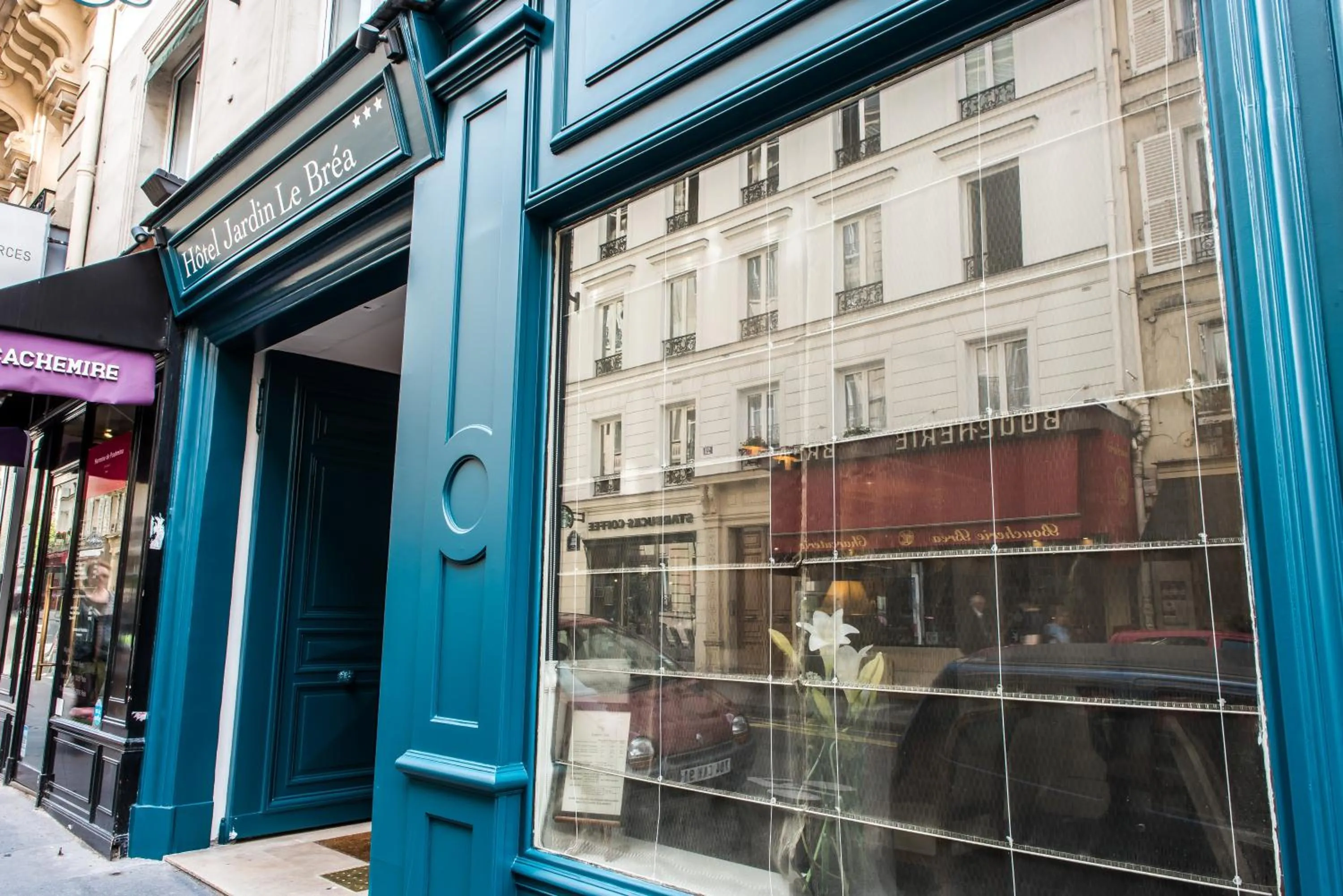 Facade/entrance in Hôtel Jardin Le Bréa