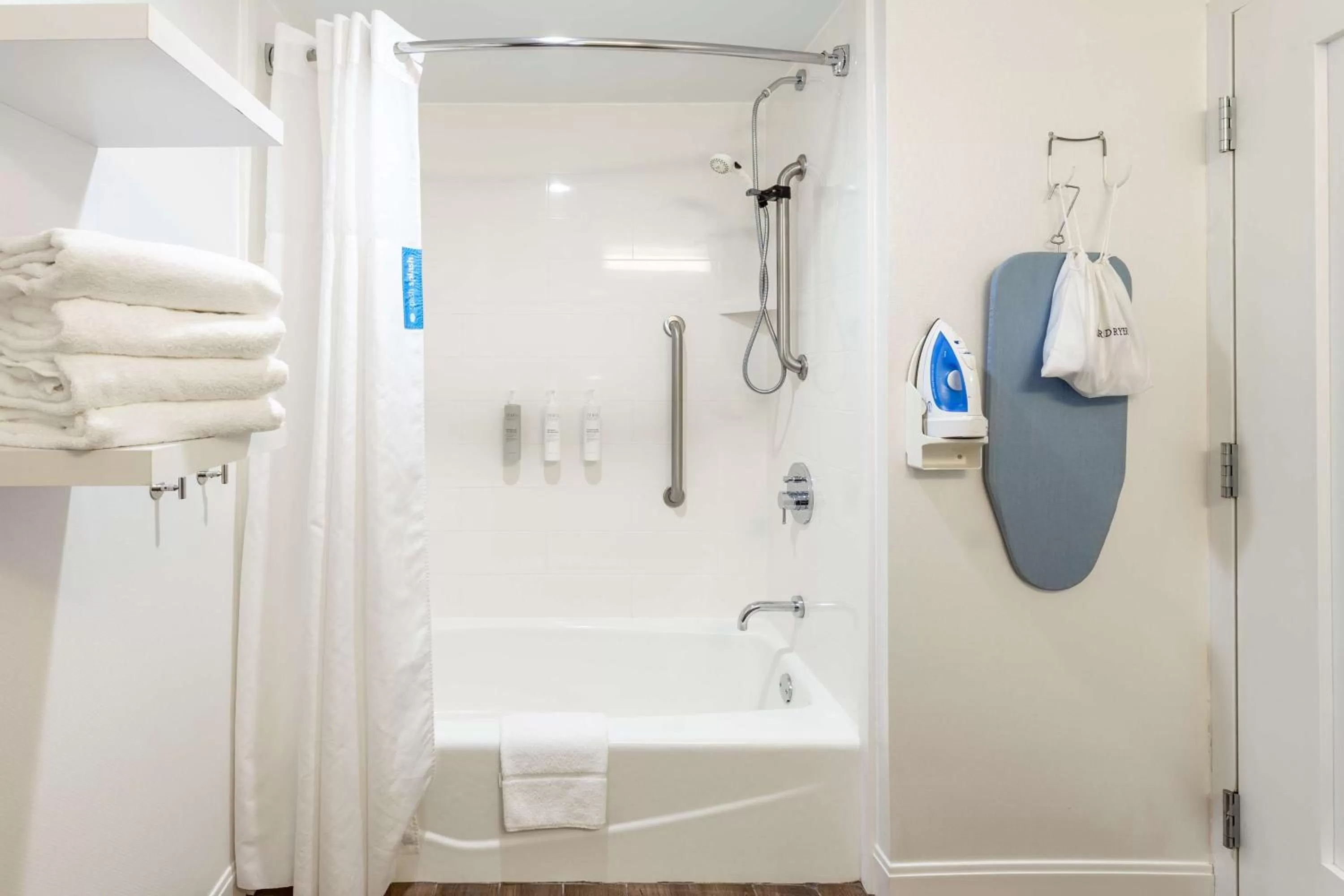 Bathroom in Hampton Inn Columbia I-26/Harbison Blvd