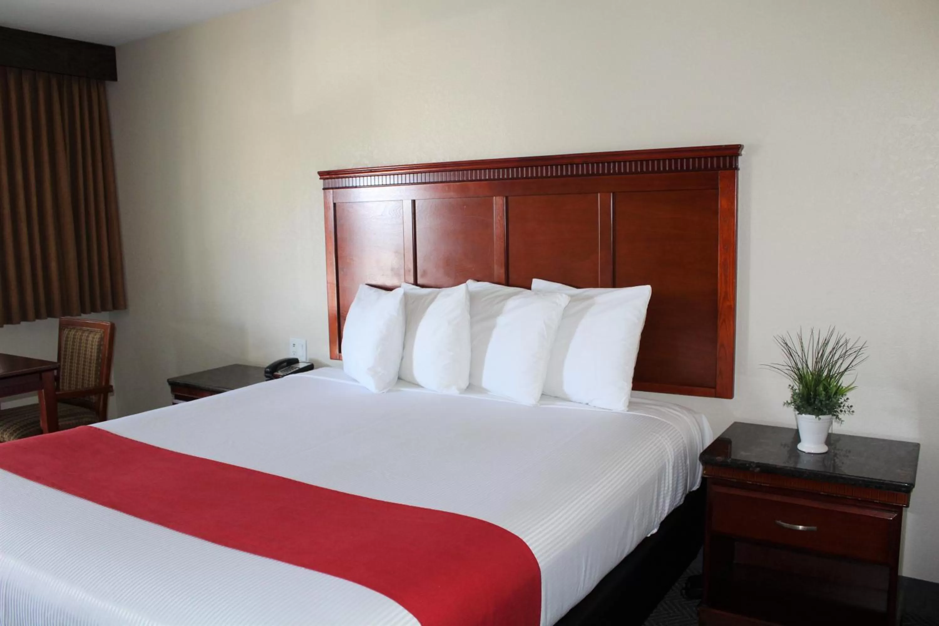 Bedroom, Bed in Rodeway Inn South San Francisco Airport