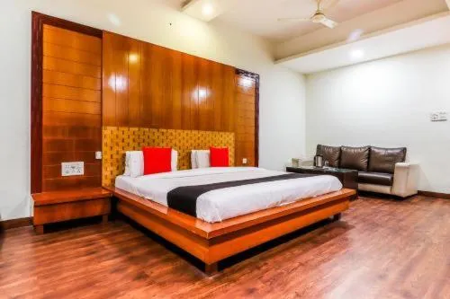 Bed in Hotel Mandakini Plaza