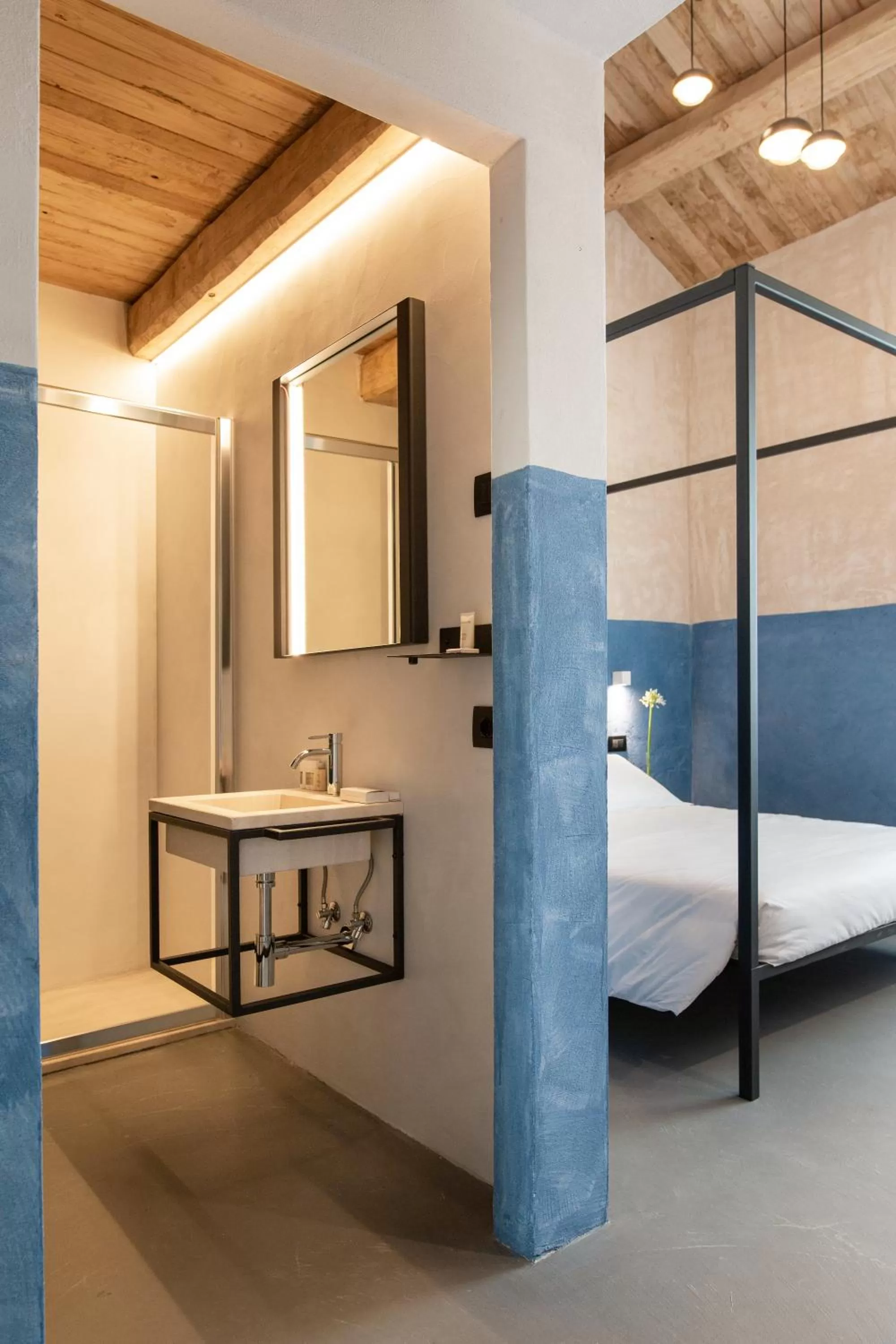 Bathroom, Bed in OGNISSANTI GuestHouse & Suites