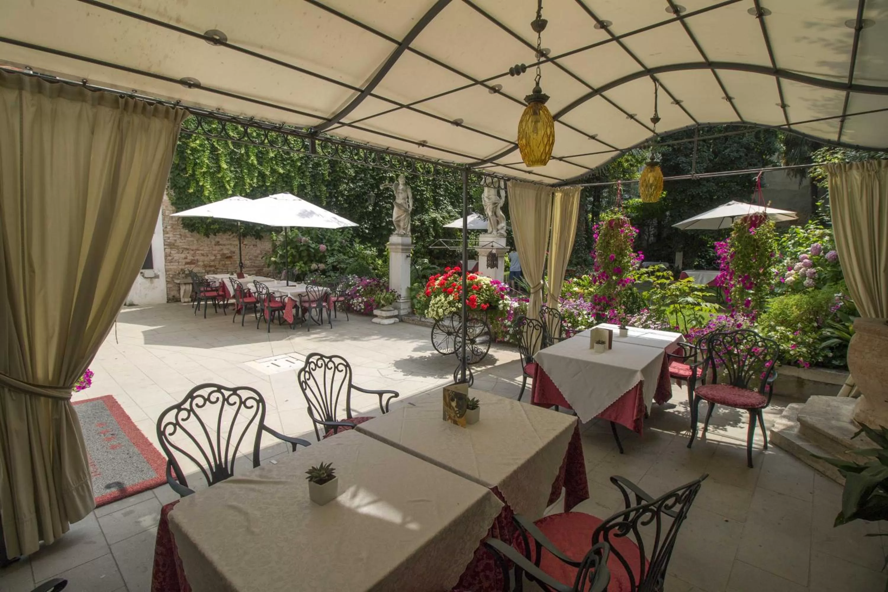 Patio in Hotel Palazzo Abadessa