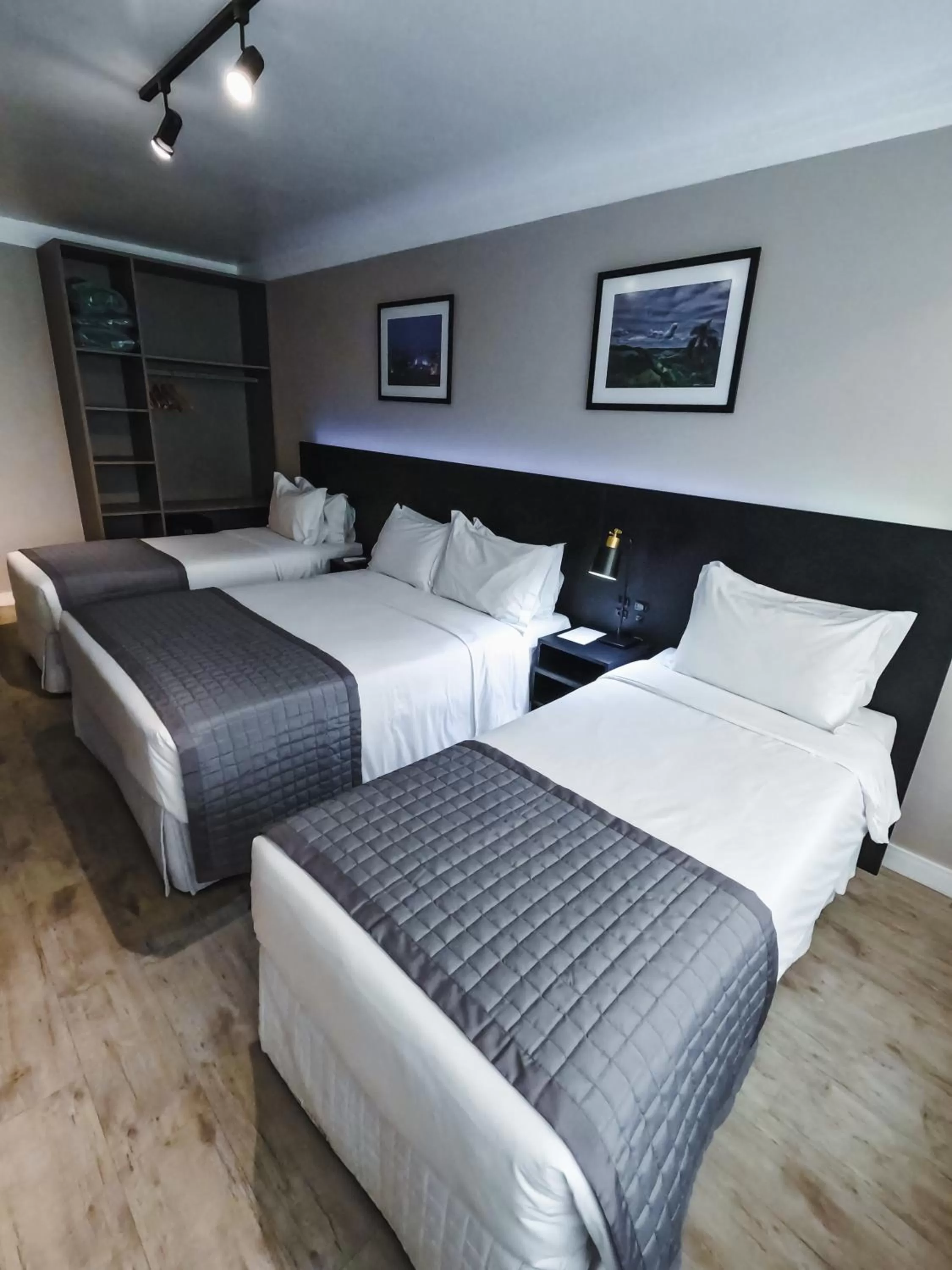 Photo of the whole room, Bed in Santa Inn Hotel